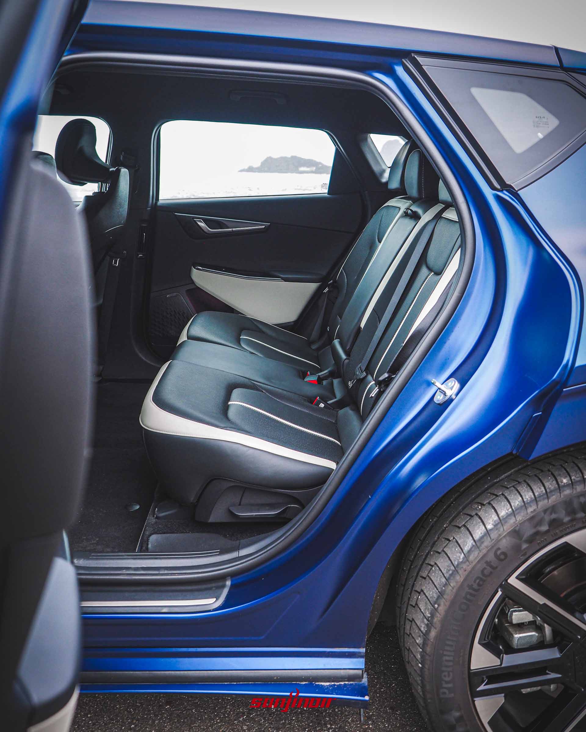 Kia EV6 GT-Line小改款後座特寫照片，展示黑白雙色純素皮革座椅與寬敞空間。