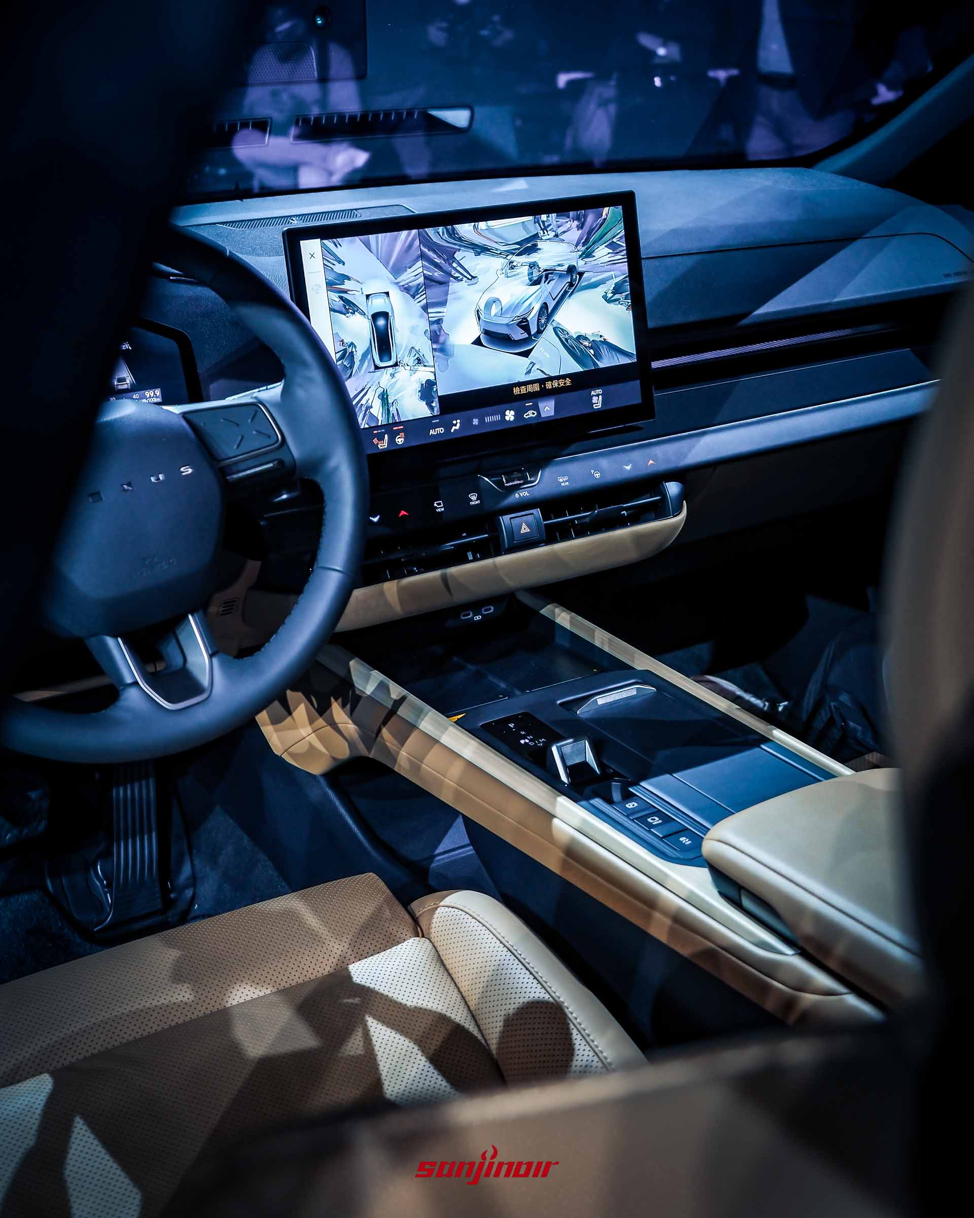 Lexus ES中控台特寫，14吋螢幕正顯示3D環景影像，下方為簡化的空調按鍵與中央鞍座設計。