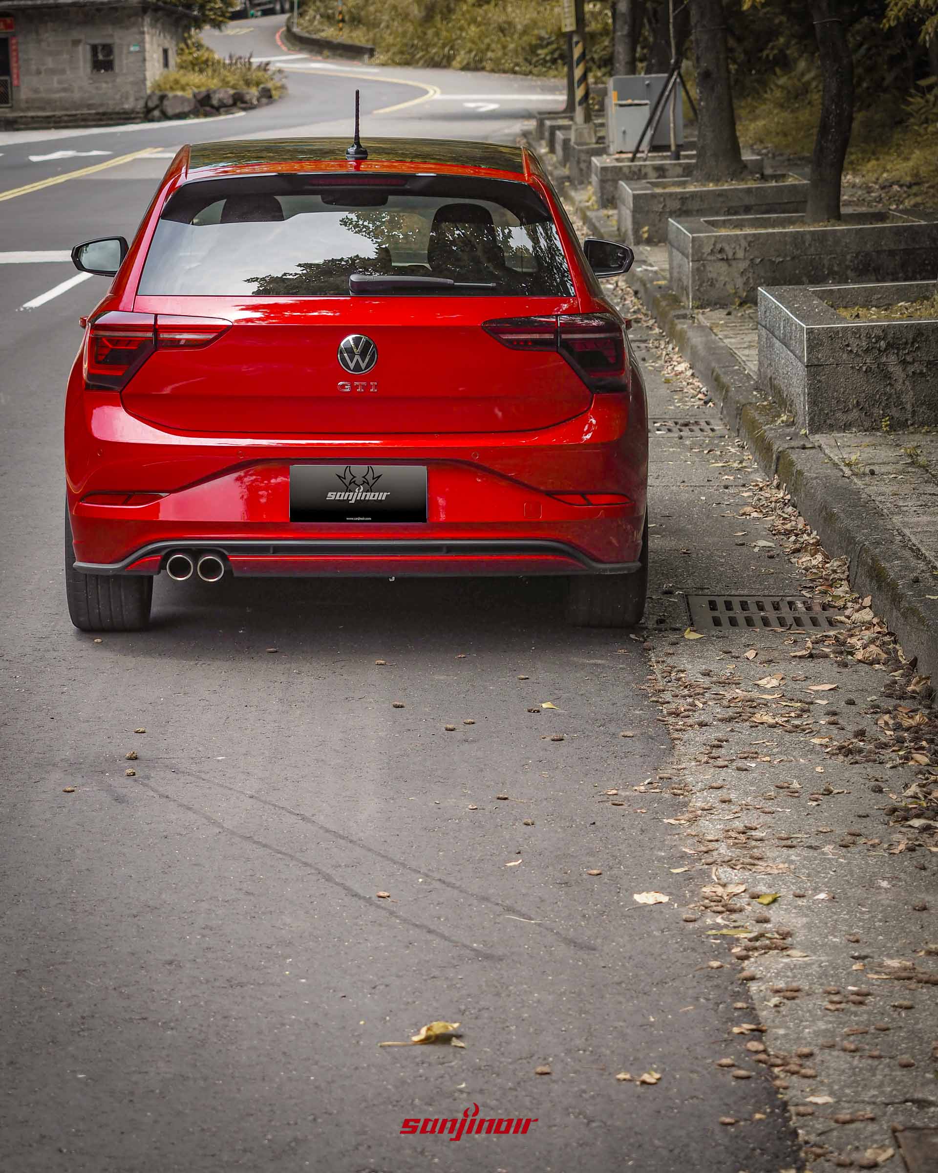 2026 Volkswagen Polo GTI車尾正視圖展示雙出尾管與尾燈設計。