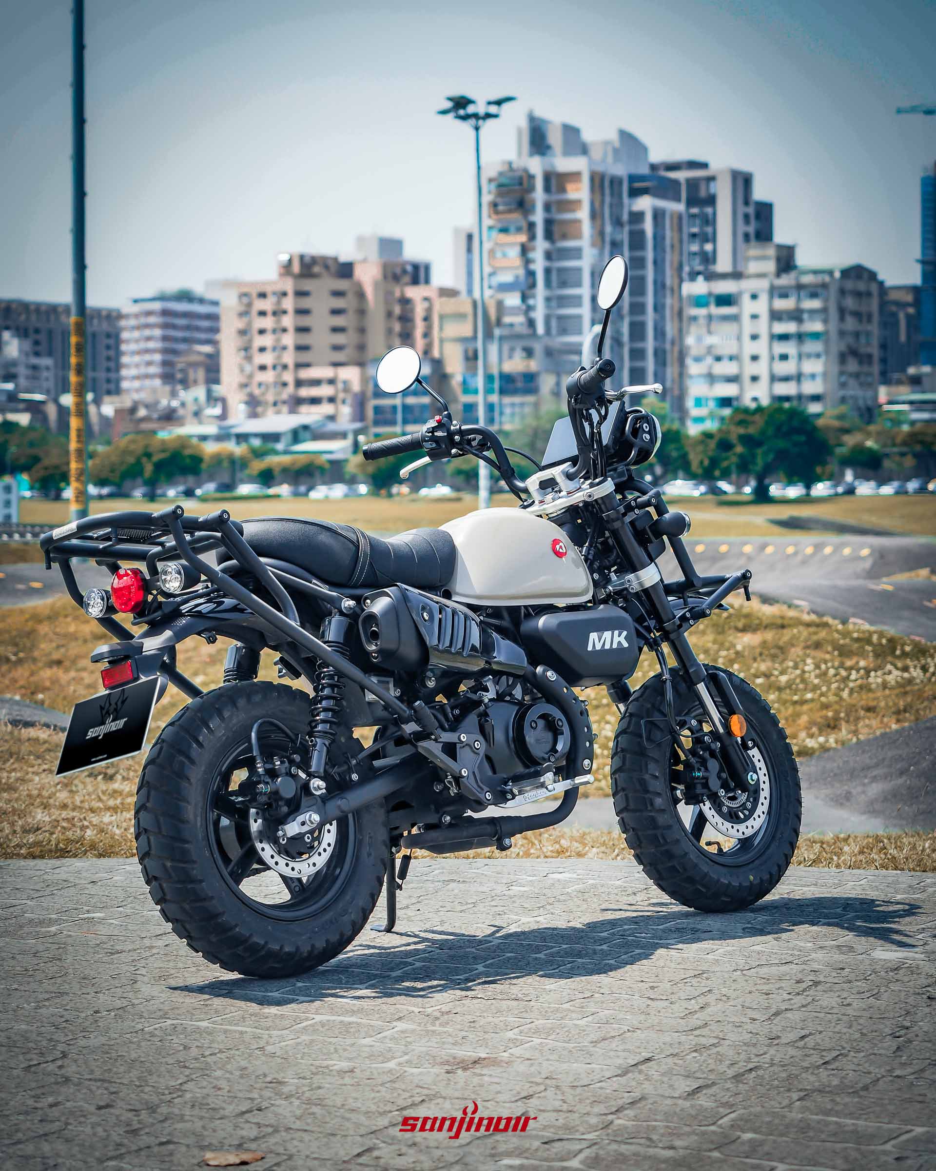 Aeontek MK150左後方視角，展示車尾LED燈具、雙槍後避震器與粗壯的後置物貨架。