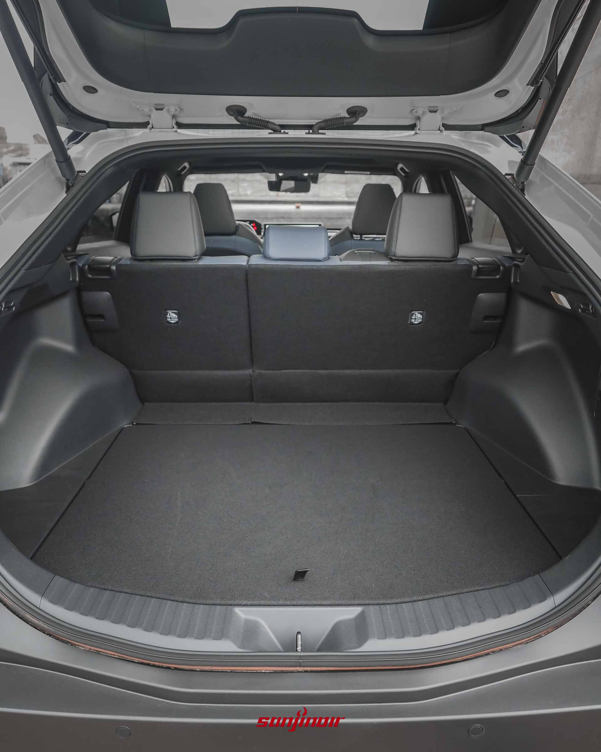 Subaru Solterra XT後車廂開啟狀態，展示內部平整且寬敞的置物空間。