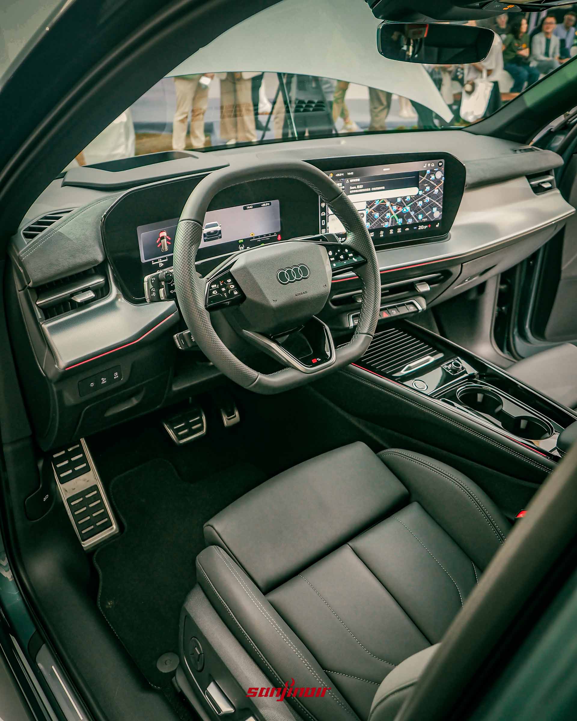Audi Q3車室內裝包含方向盤與數位儀表板及中控觸控螢幕和皮革座椅。