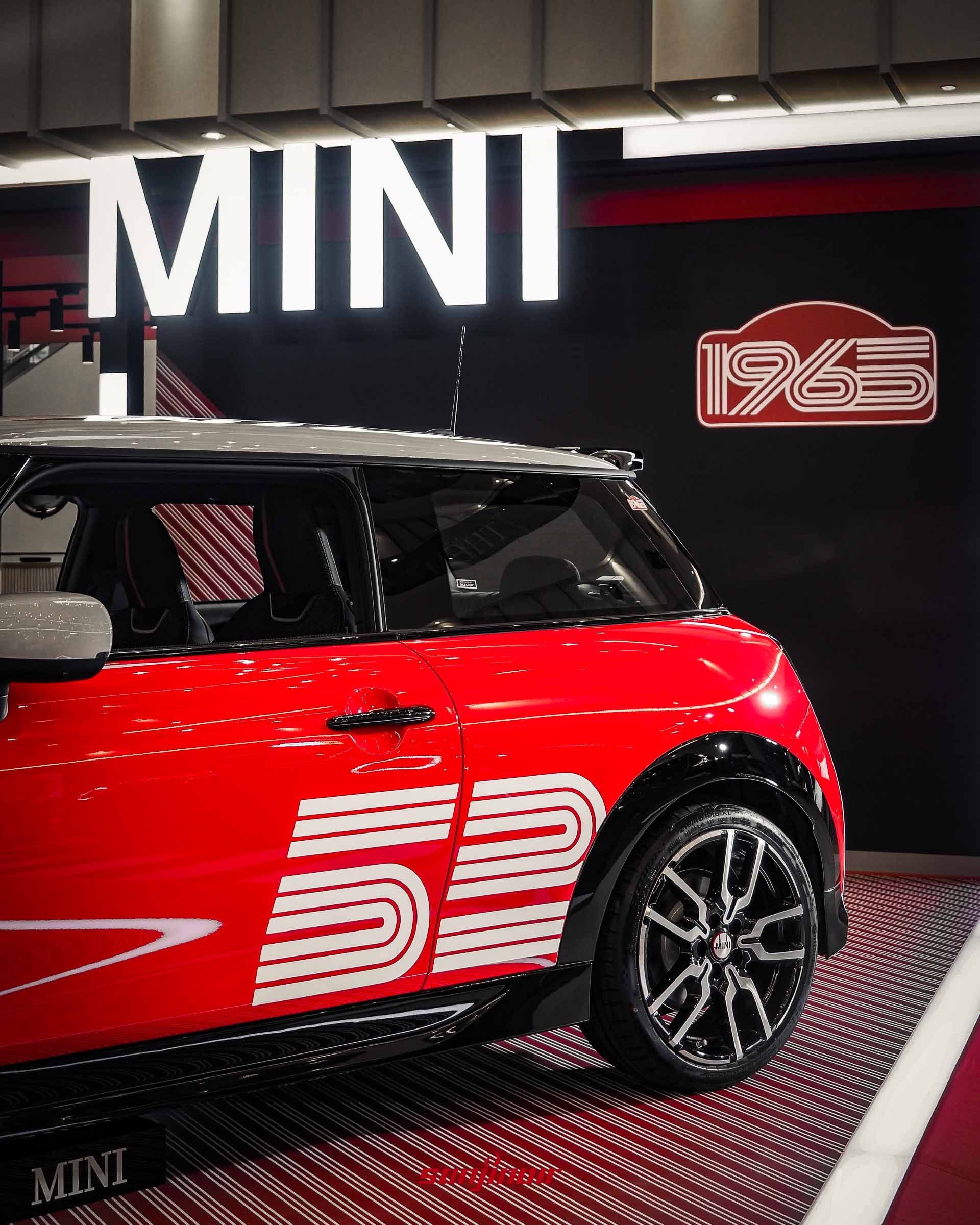 MINI 1965 Victory Edition的車身側面特寫,清楚呈現白色的52號圖騰與C柱上的1965專屬徽飾。