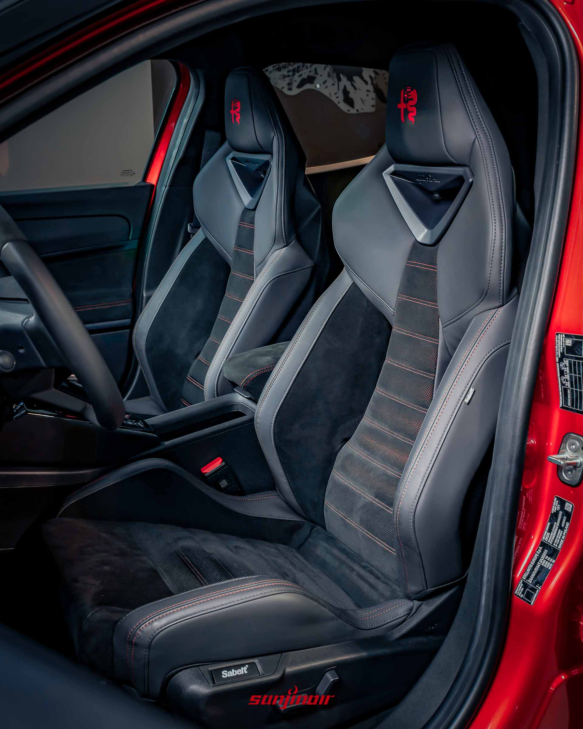Alfa Romeo Junior純電車型內裝,展示具備紅色縫線的Sabelt Corsa麂皮賽車桶椅。