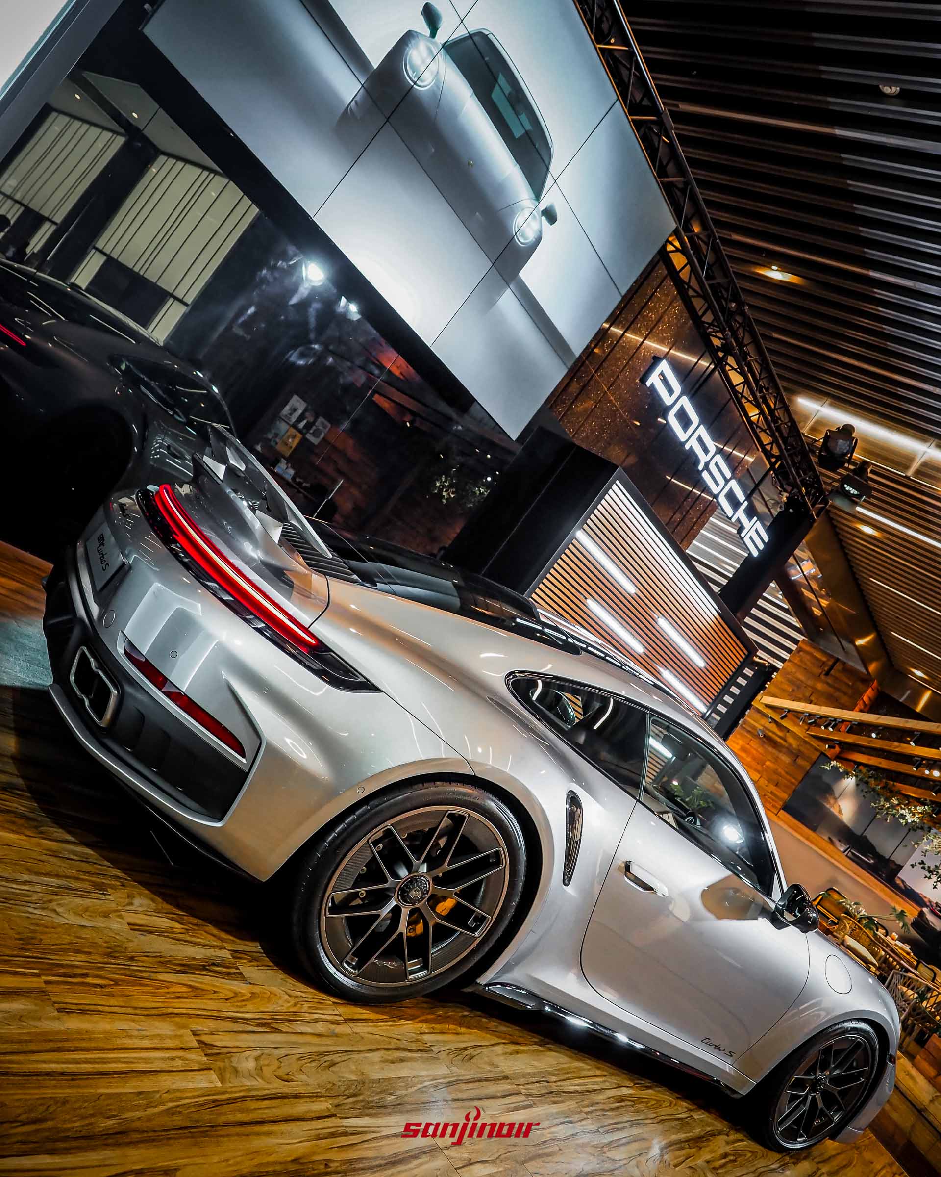 2026 Porsche 911 Turbo S車尾側後方視角,展示尾翼與輪圈。