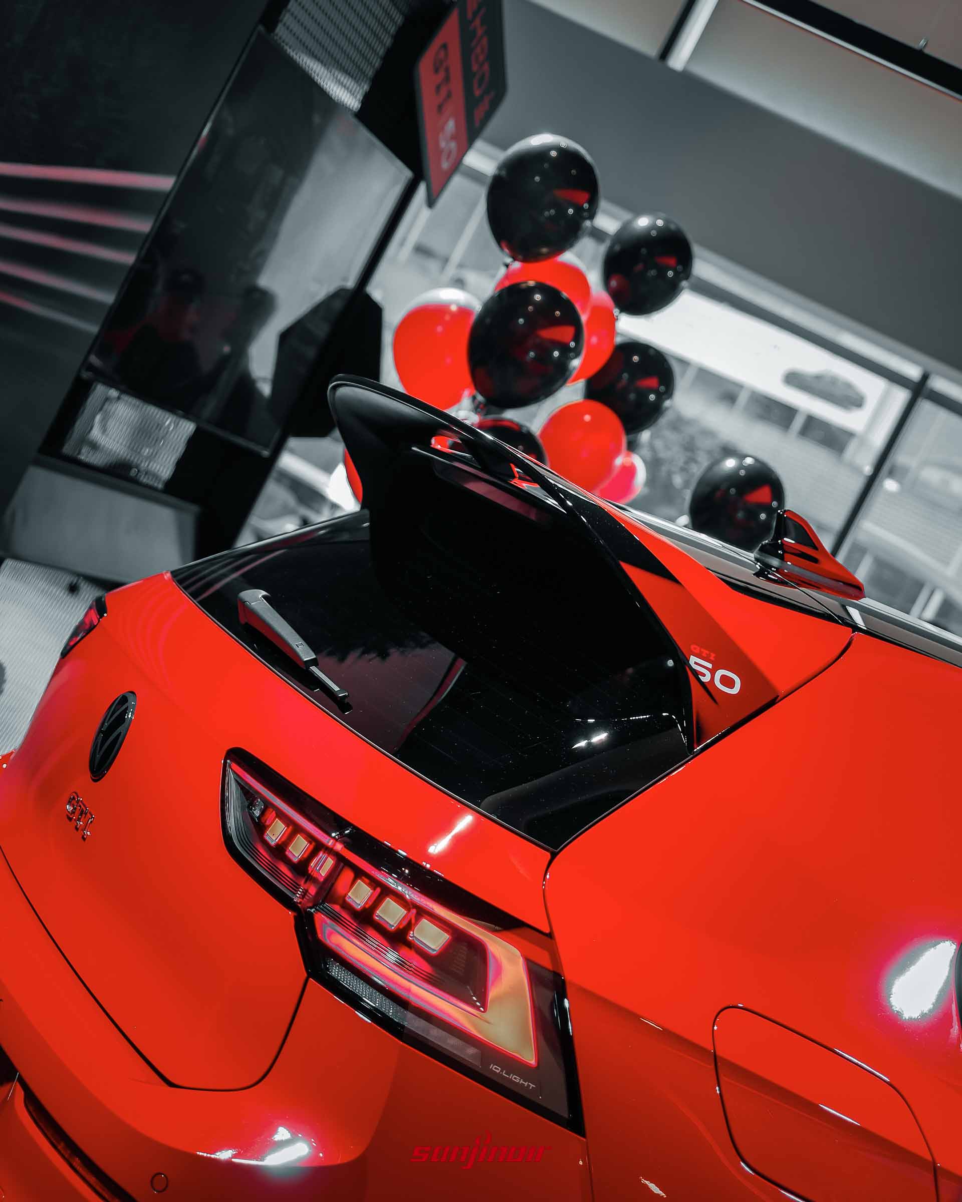 局部特寫Golf GTI EDITION 50車尾的大型黑色擾流尾翼、行李廂蓋上的黑化福斯廠徽與GTI 50字樣銘牌。