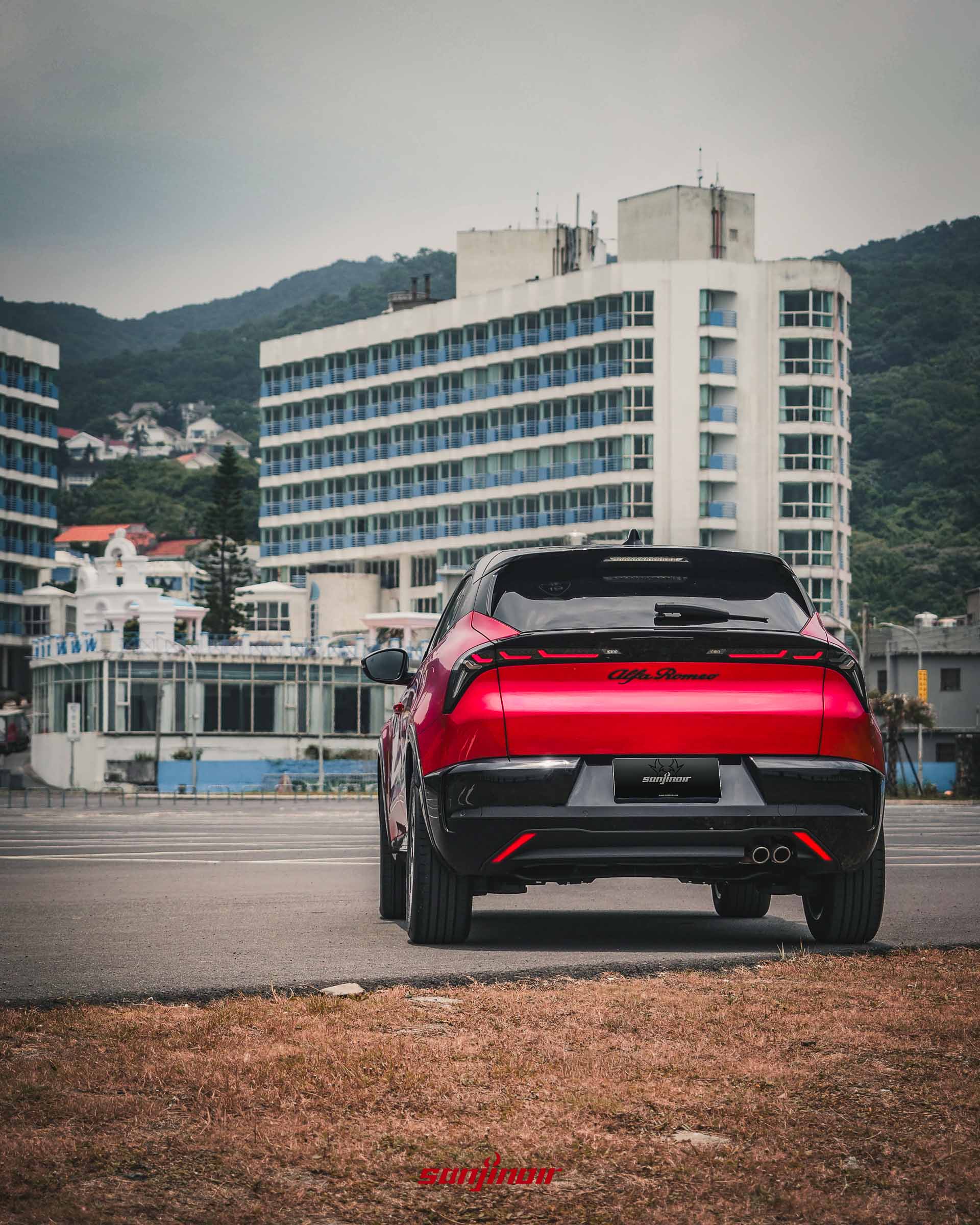 紅色Alfa Romeo Junior車尾正後方視角,展示Coda Tronca截尾設計、橫貫式LED尾燈與右下方雙出排氣尾管。