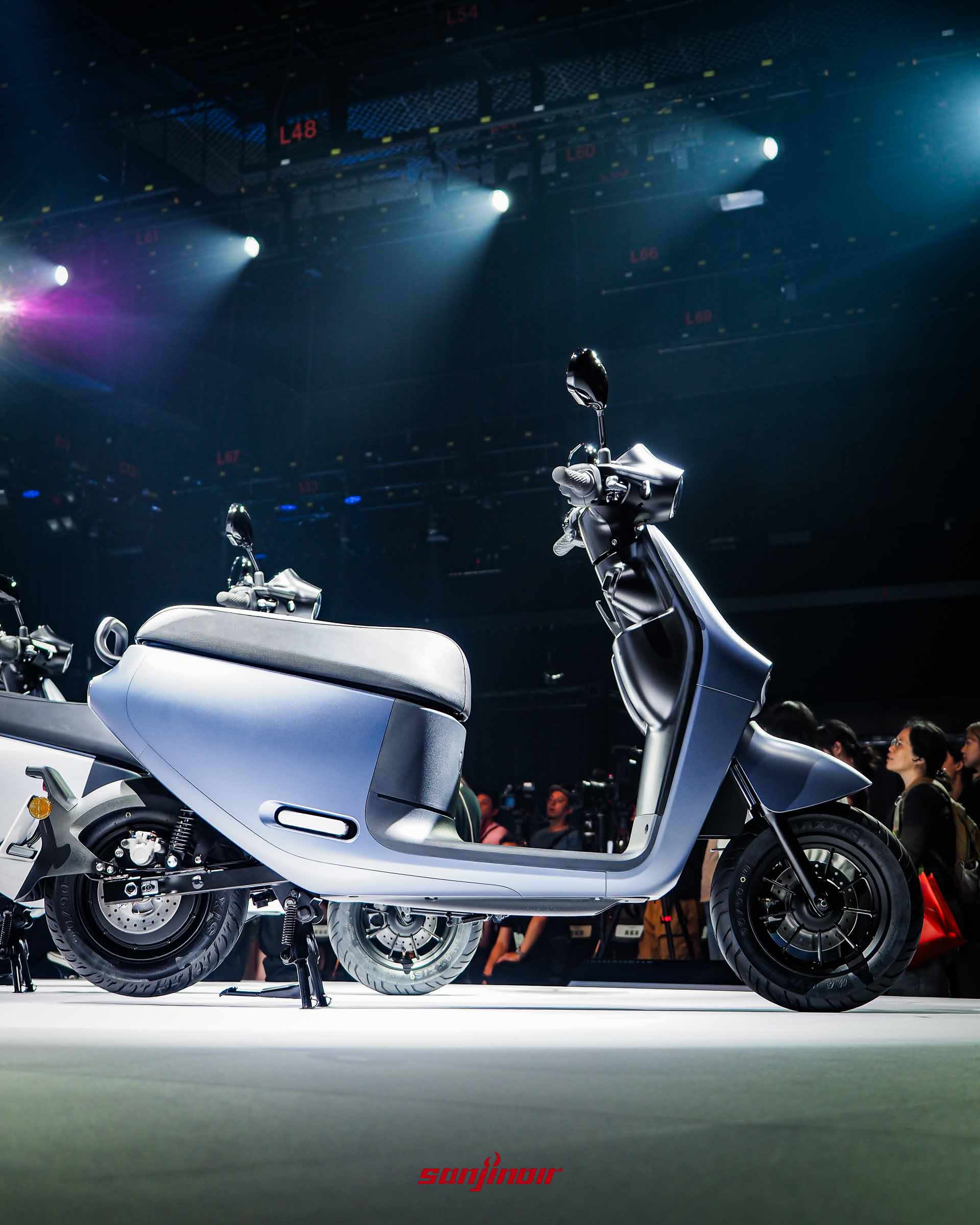 Gogoro Luna完整側面照片，展示流線型的車身輪廓、平整寬大的座墊以及寬敞的腳踏置物空間。