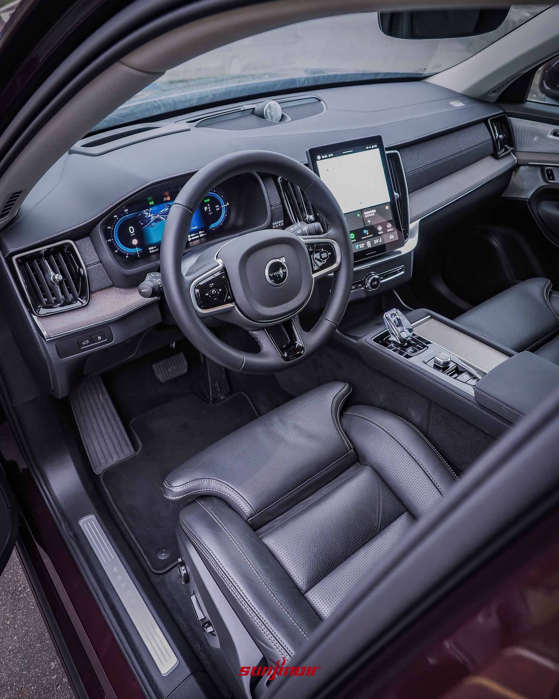 Volvo XC90 T8 Ultra前座駕駛艙全景,包含黑皮質方向盤、中控觸控螢幕、滾邊皮質儀錶檯與通風座椅。