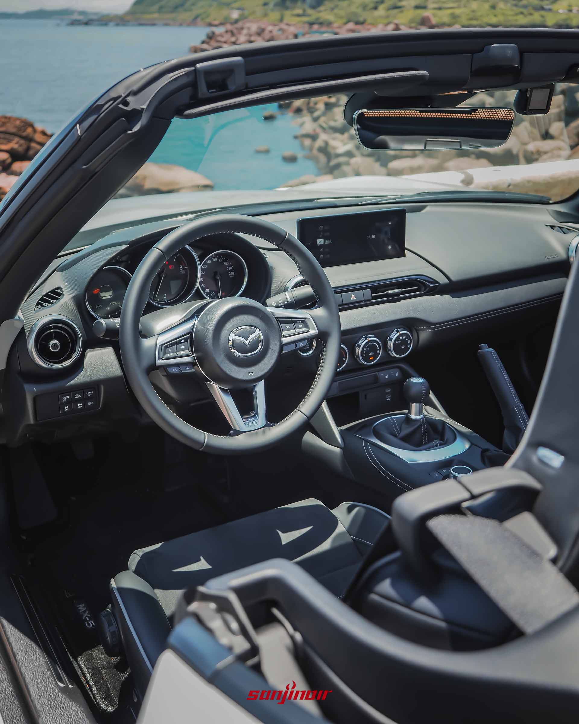MAZDA MX-5 RS駕駛座艙視角,包含多功能方向盤、8.8吋中央資訊顯示幕與六速手排排檔桿。