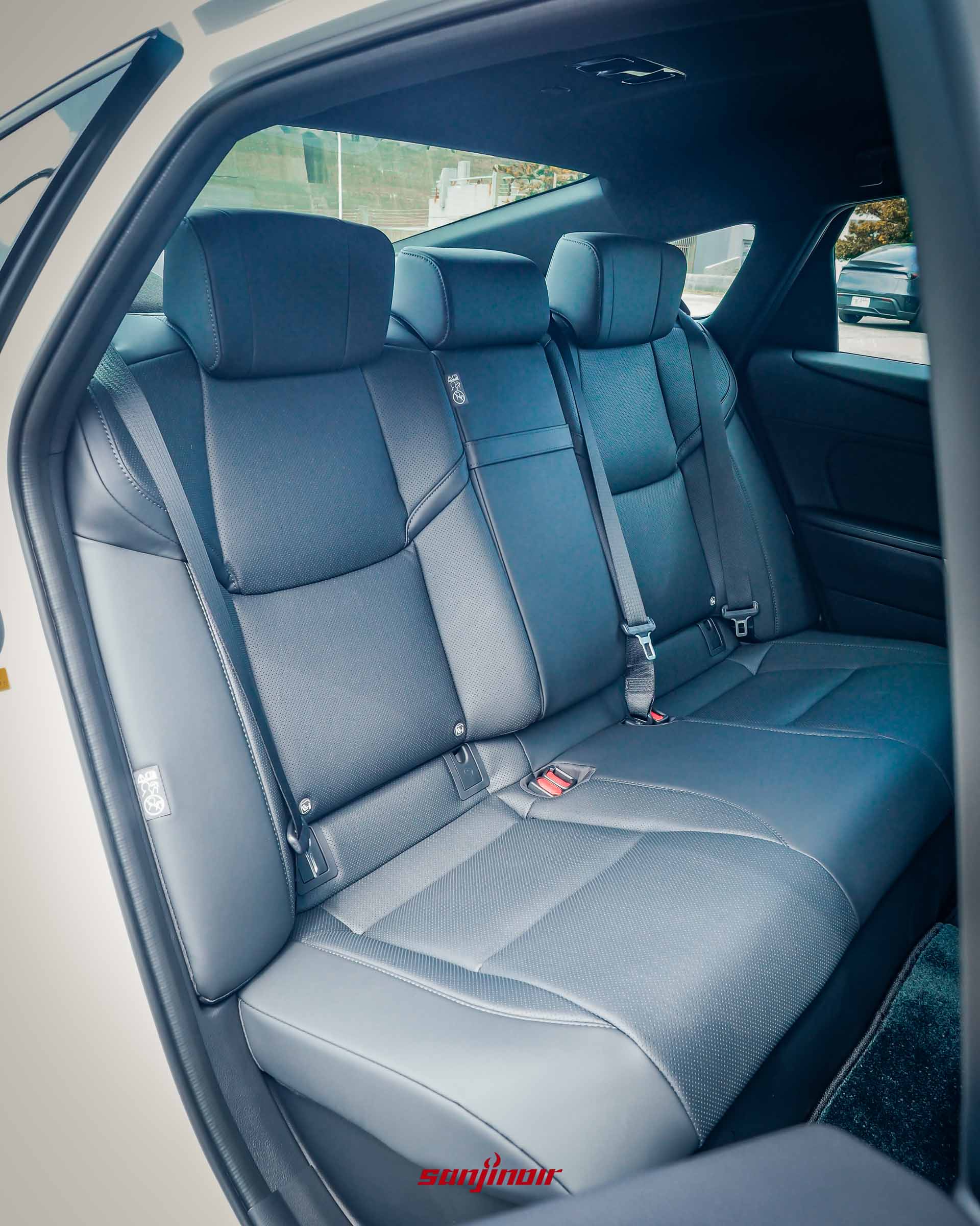 Lexus ES 300h的後座空間,配置黑色透氣皮革座椅,展現寬敞的膝部與頭部空間。
