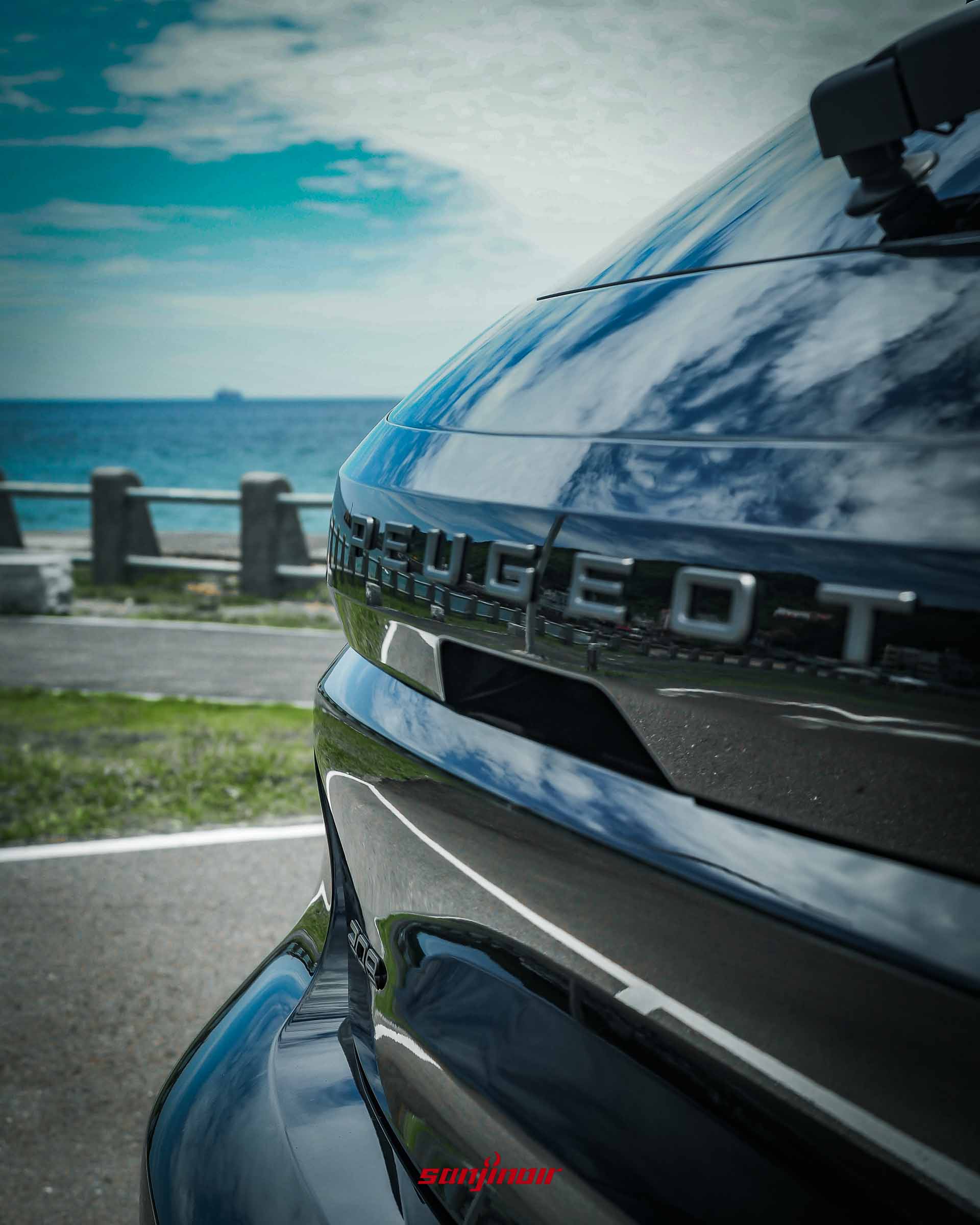 PEUGEOT 208 Hybrid車尾亮黑飾板與PEUGEOT立體字標特寫。