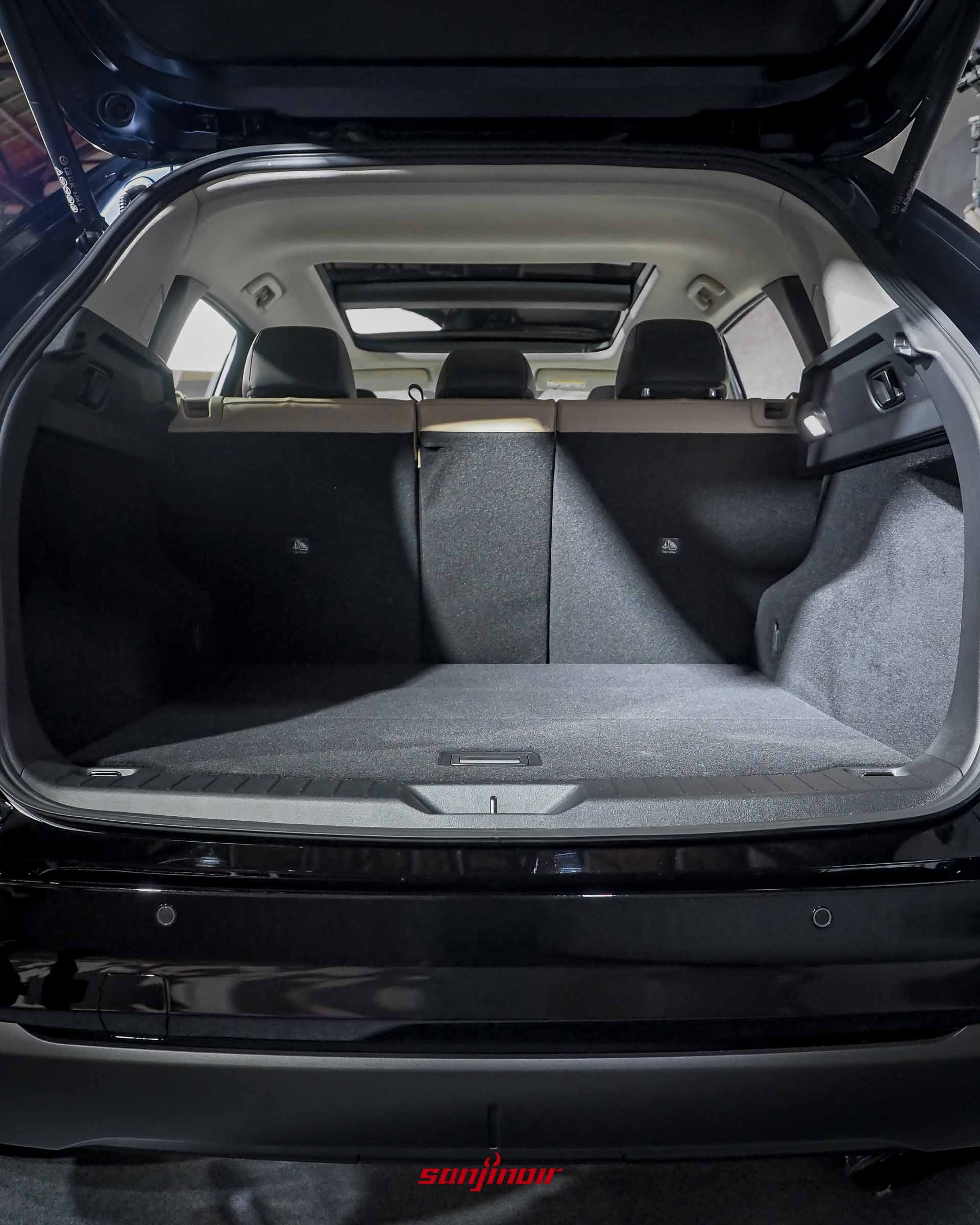 MAZDA CX-5後行李廂空間全景，底板平整，後座頭枕與車頂的全景天窗清晰可見。