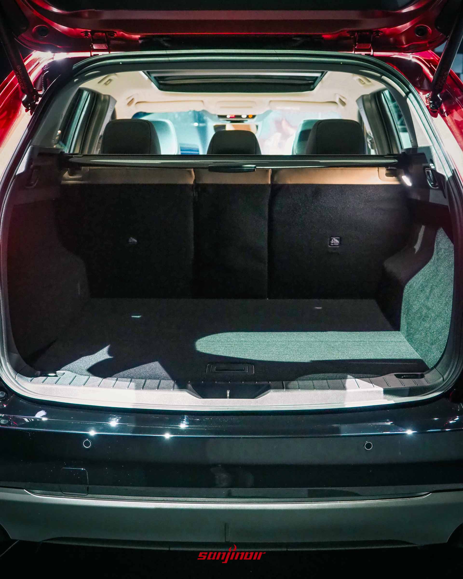 全新MAZDA CX-5後行李廂空間,展現平整且寬敞的置物機能與拉簾式隱私遮板。