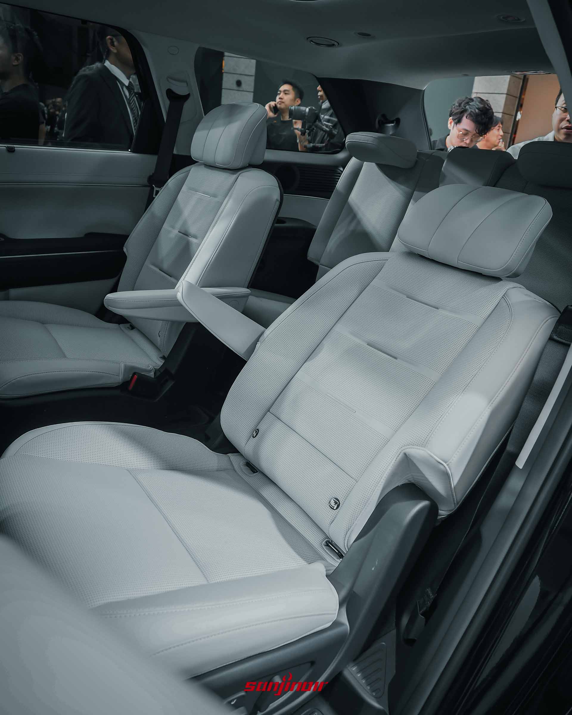 2026 Hyundai Palisade車室內裝，展示第二排兩張獨立淺灰白色的Nappa真皮座椅、兩側扶手與寬敞乘坐空間。