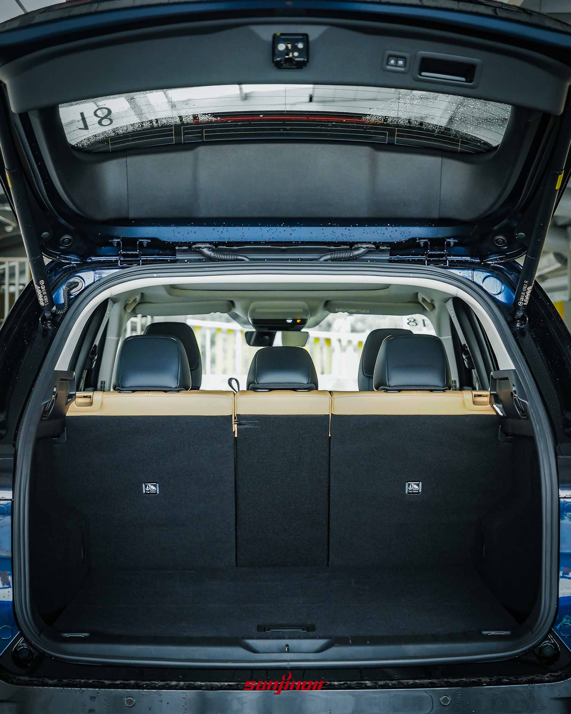 MAZDA CX-5電動尾門開啟,展示平整且寬敞的後行李廂內部空間。