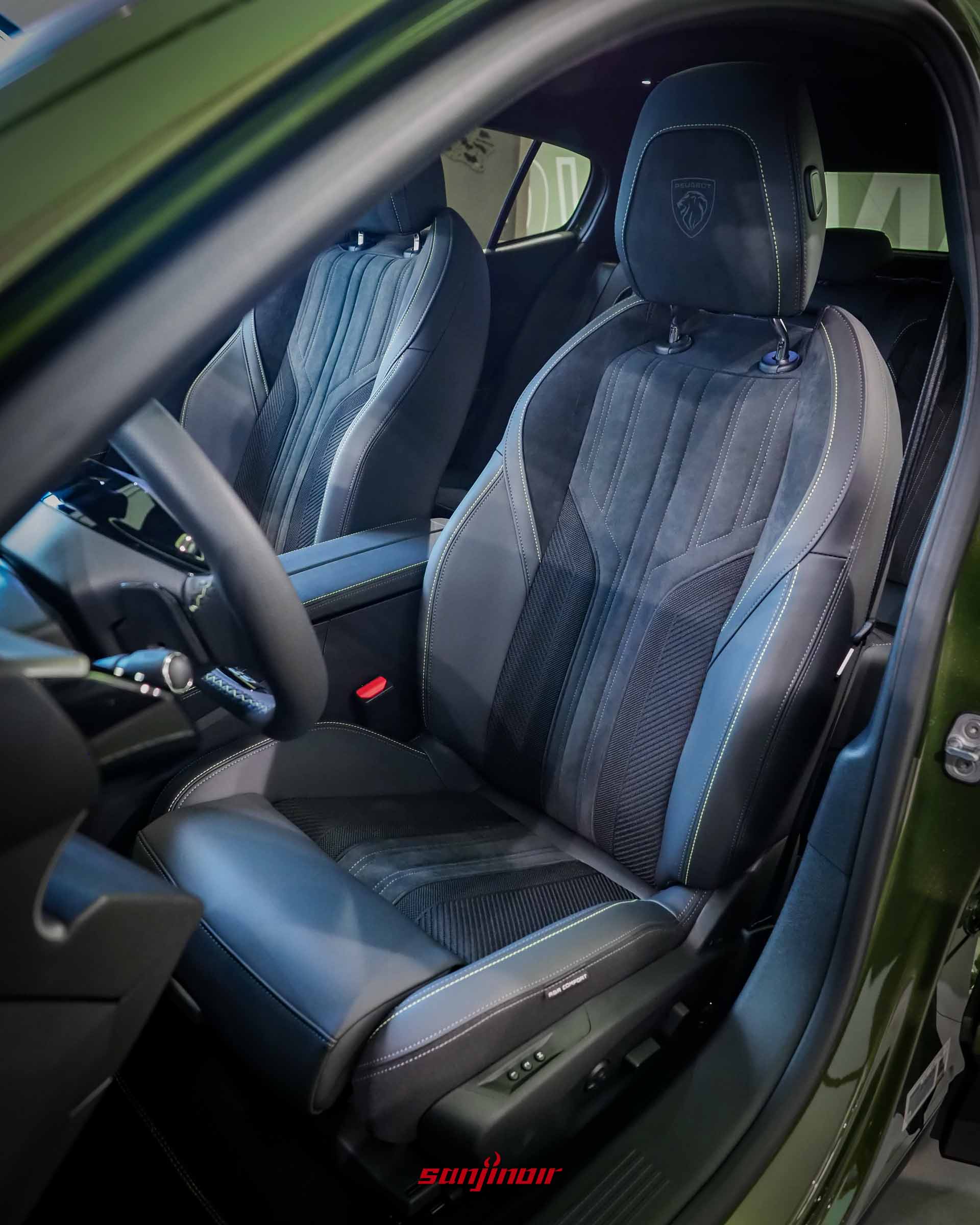 PEUGEOT 408 GT車型前座跑車座椅特寫。