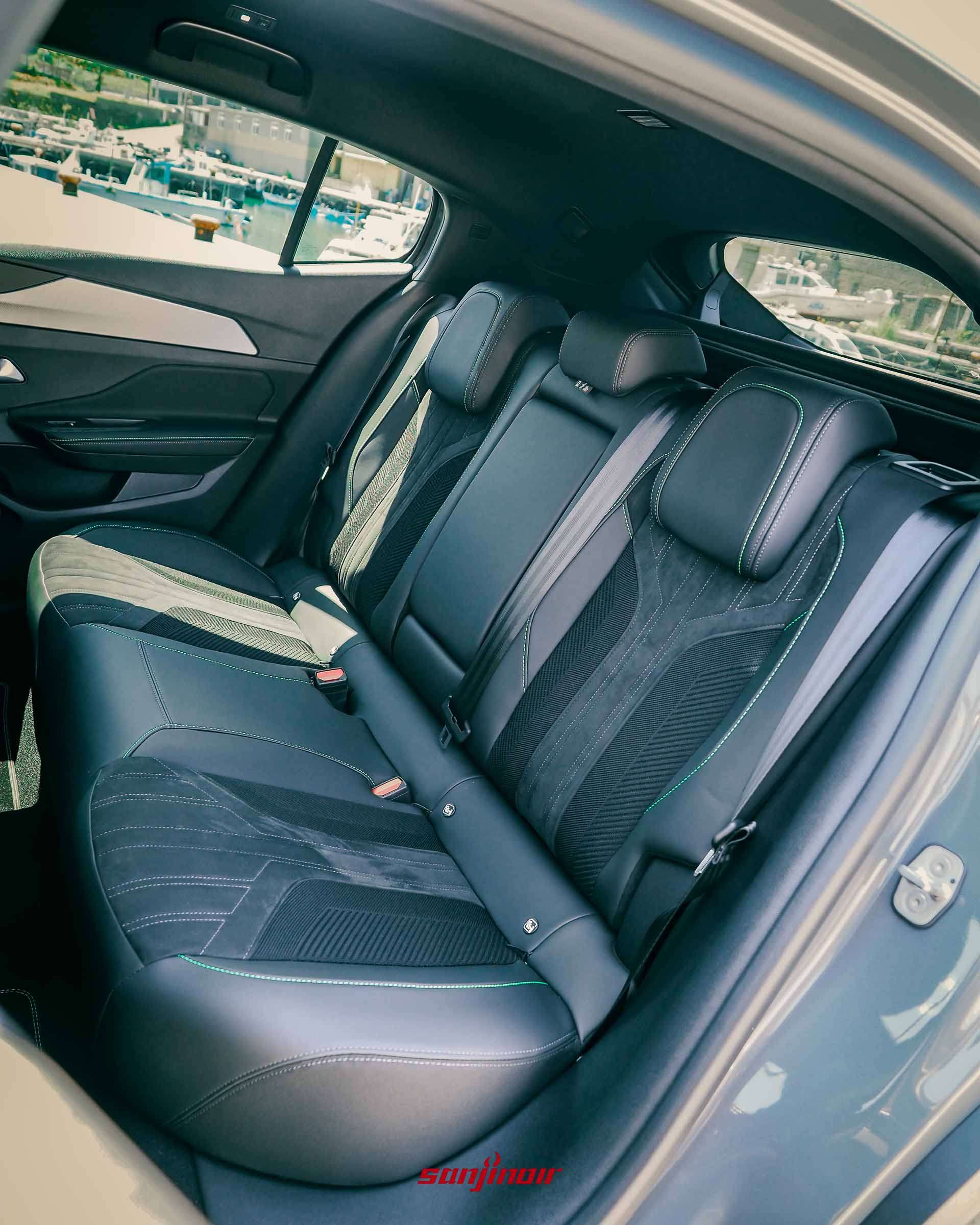 PEUGEOT 408的後座空間,座椅採用皮質與麂皮混搭,並帶有綠色縫線。