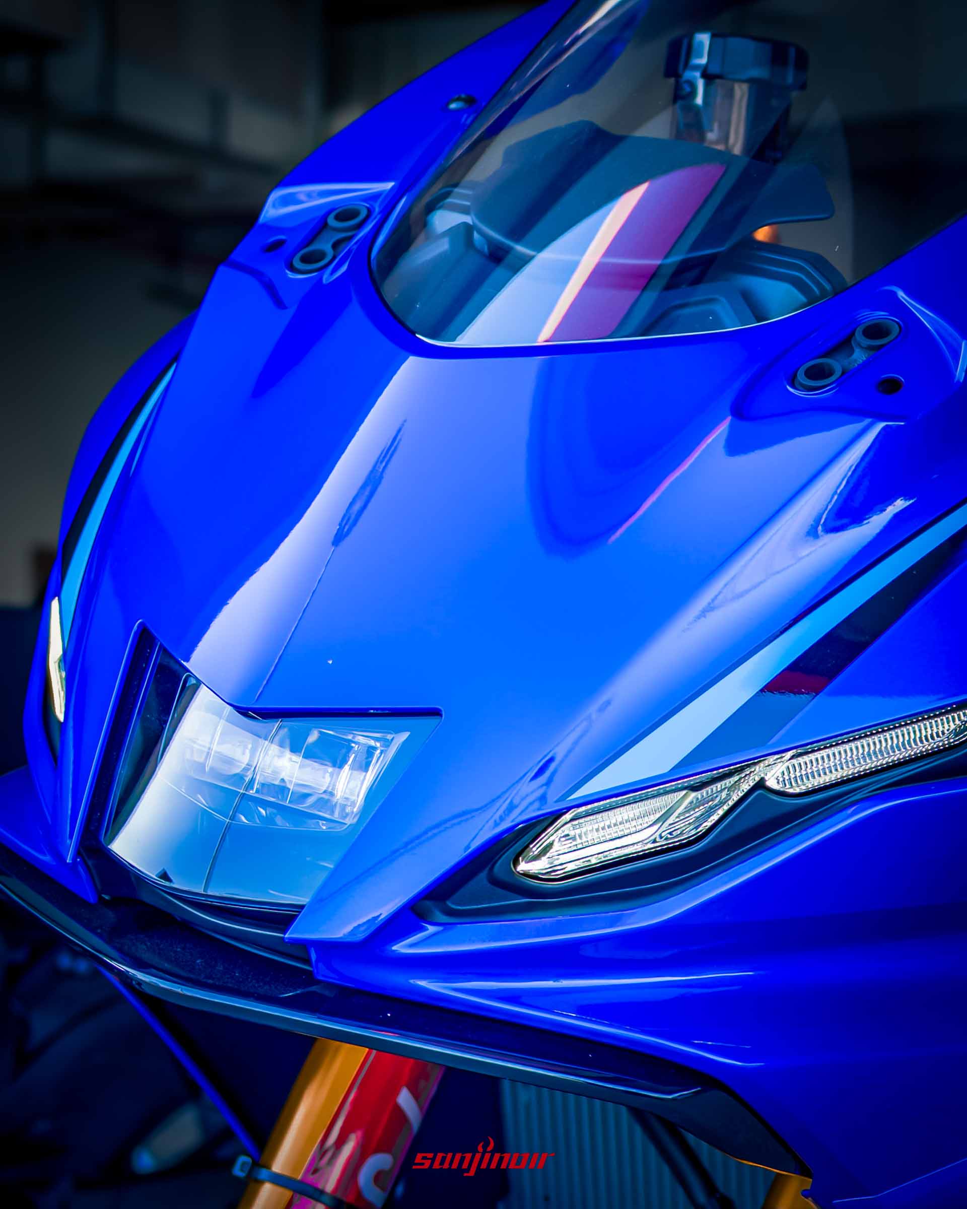 藍色Yamaha YZF-R7車頭特寫,展示中央的LED大燈、兩側定位燈以及充滿肌肉感的車頭幾何線條。