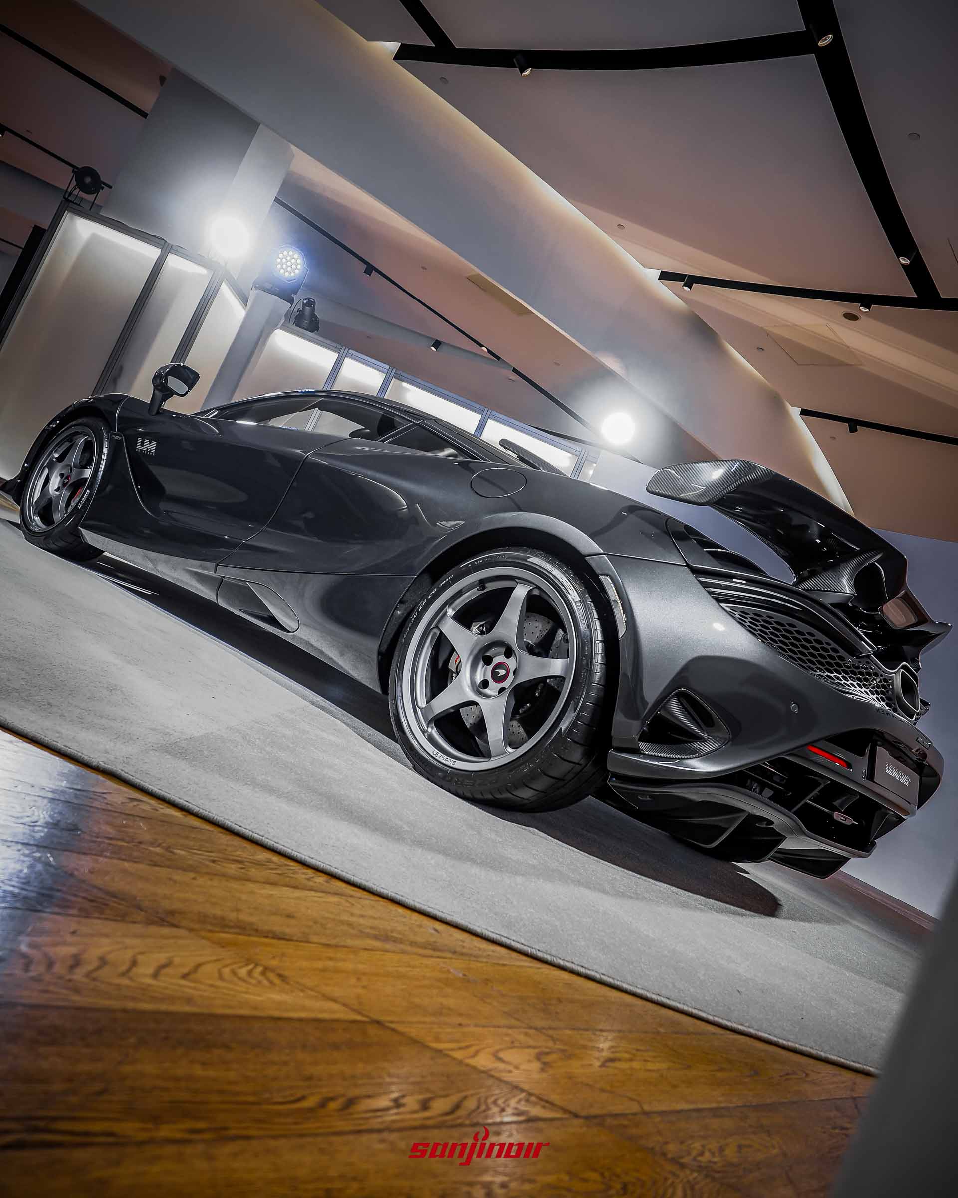 從右後方低角度拍攝的McLaren 750S Le Mans,凸顯其大型碳纖維尾翼、後輪圈以及複雜的車尾空氣力學與擴散器設計。