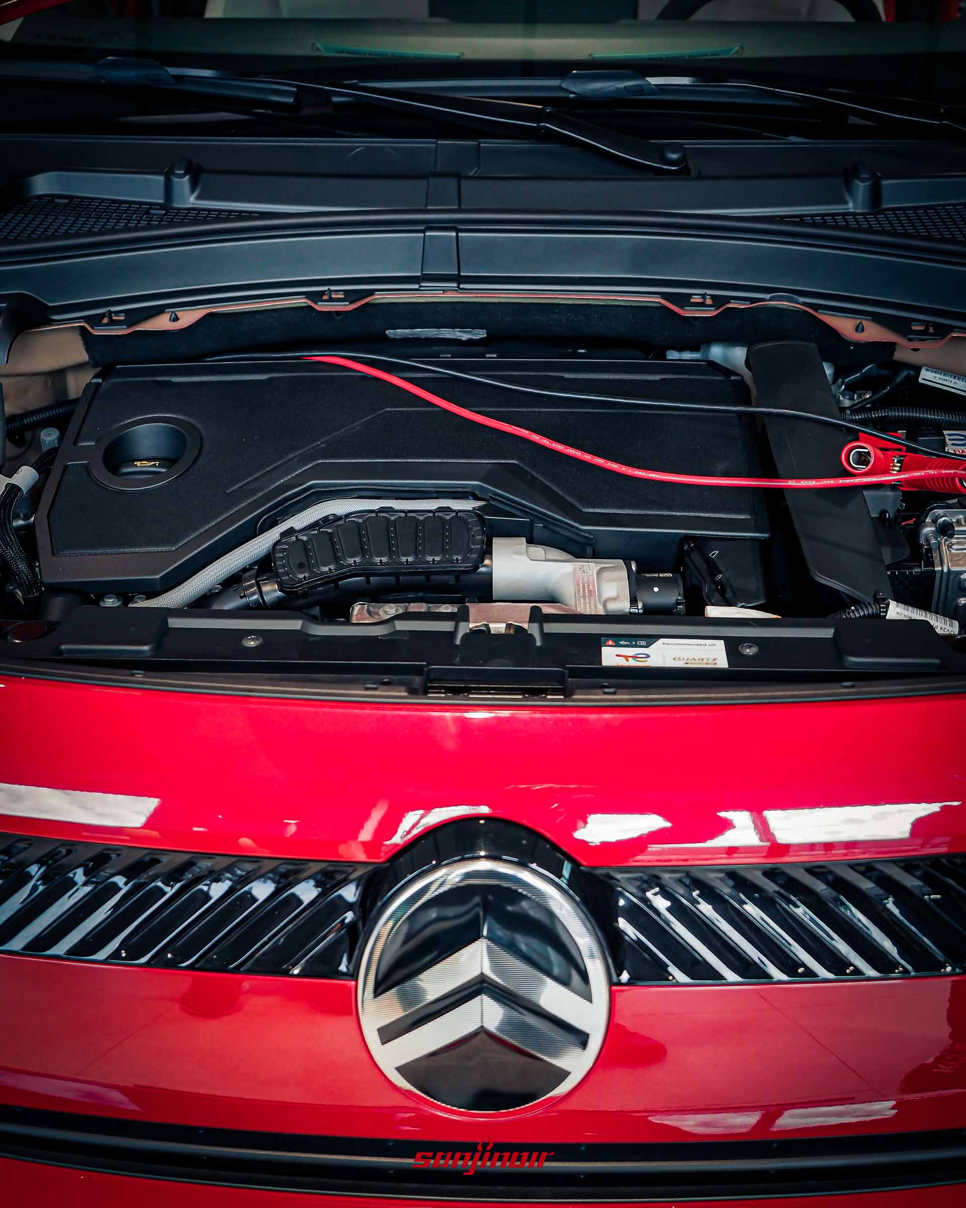 2026台北車展預拍Citroën C3 Aircross開啟引擎蓋，展示引擎室內部配置與Citroën廠徽。