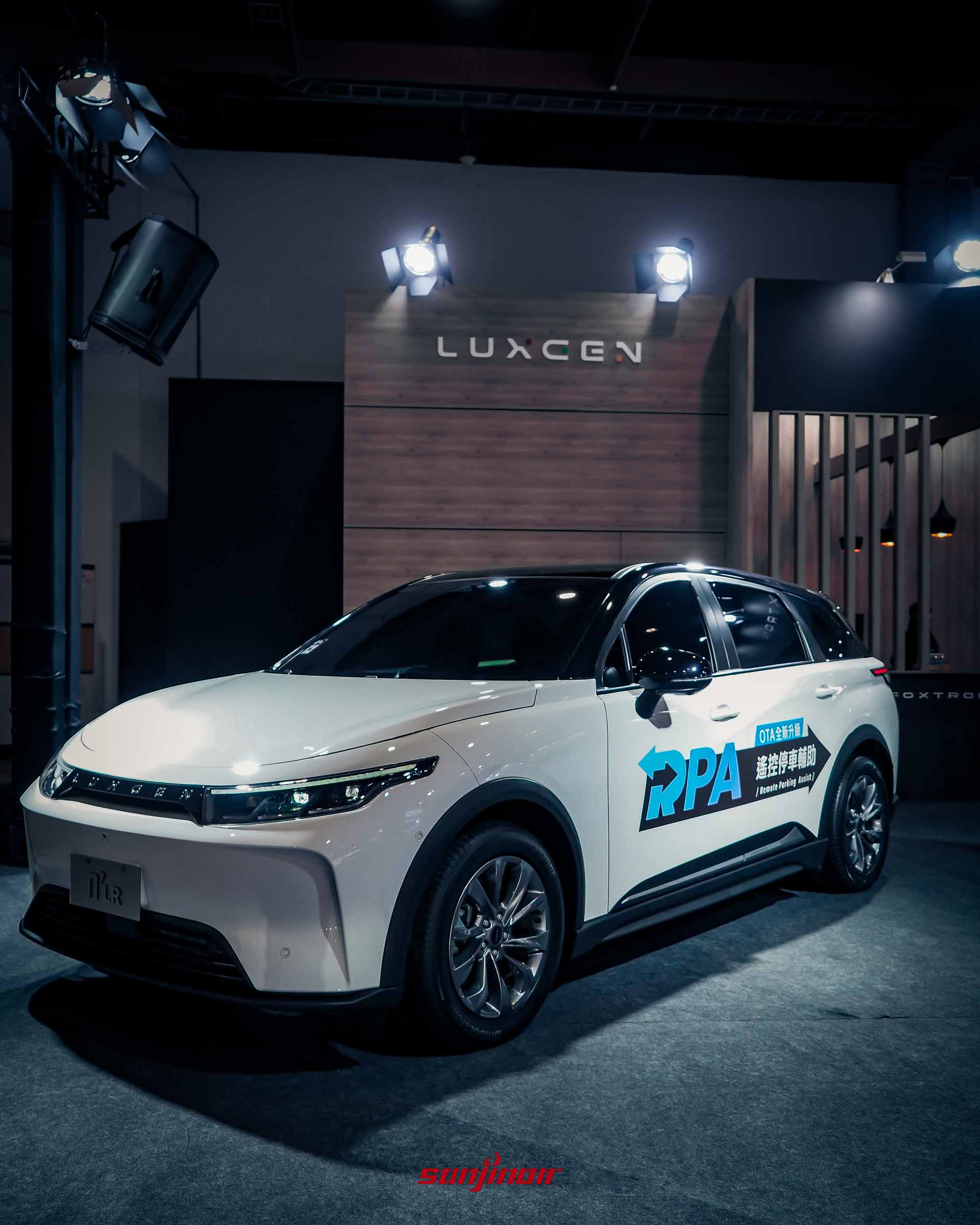 白色Luxgen n7電動休旅車，車側貼有藍色RPA遙控停車輔助宣傳貼紙。
