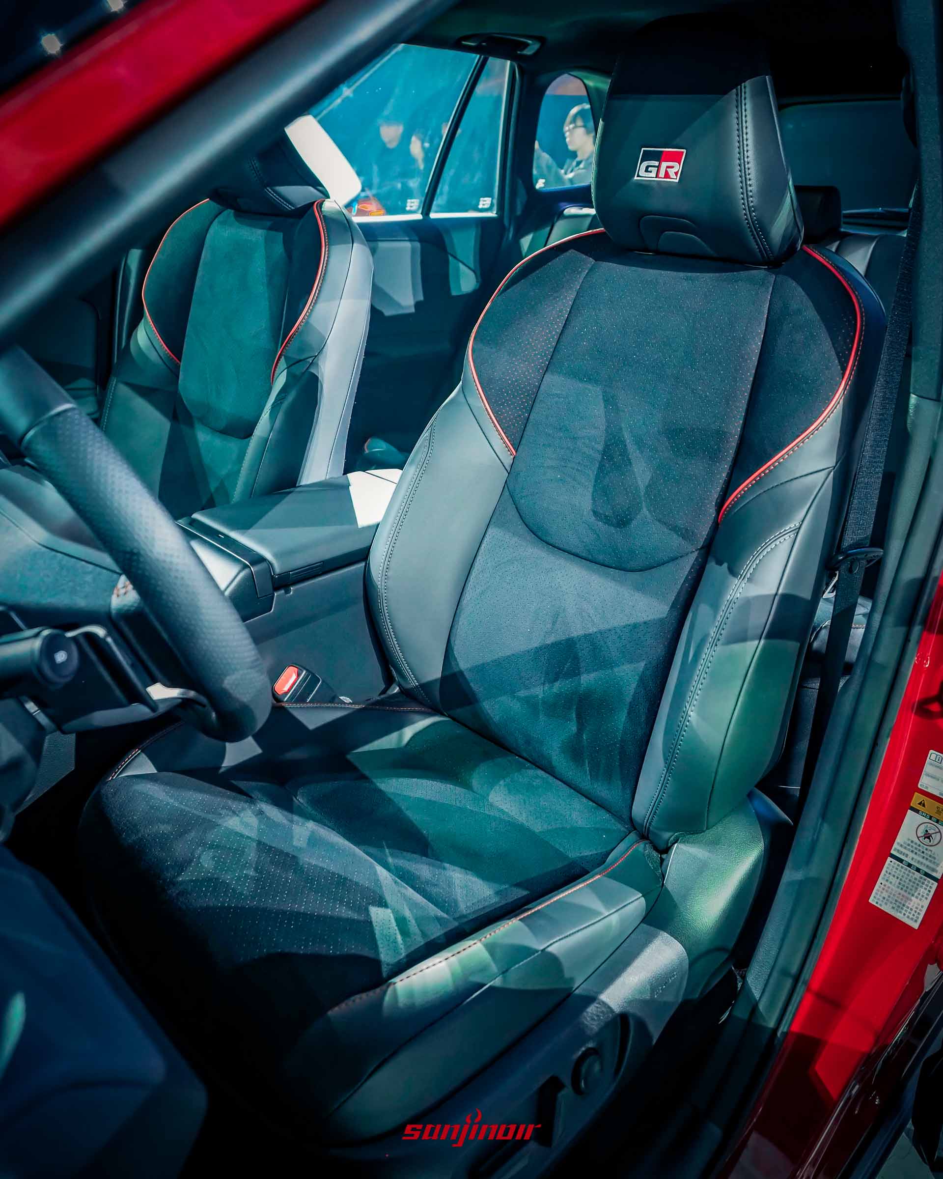 Toyota RAV4 GR Sport前座特寫，顯示頭枕上的GR徽飾與跑車化座椅設計。