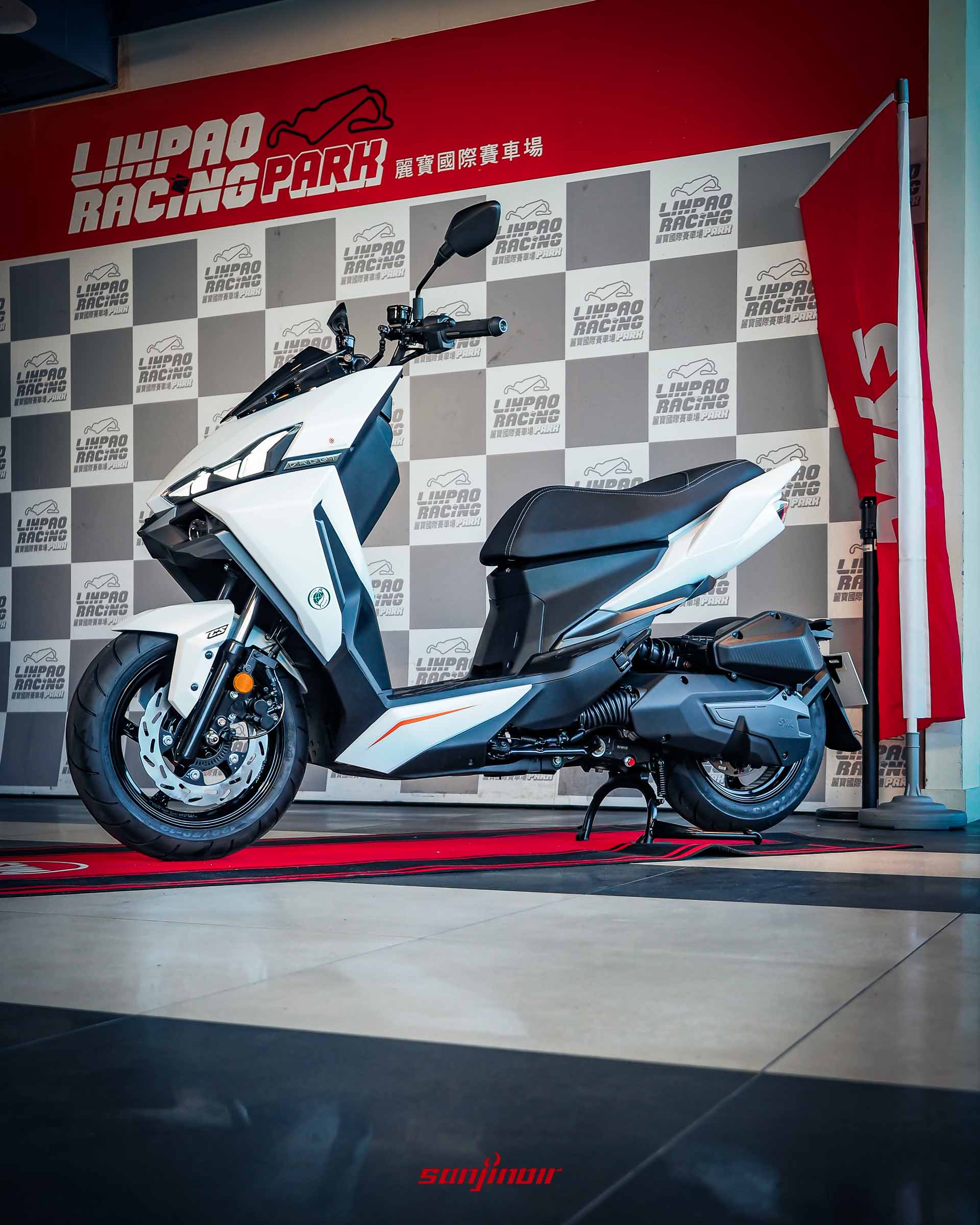 2026年式樣SYM DRGBT白色車款左側車身全景照。