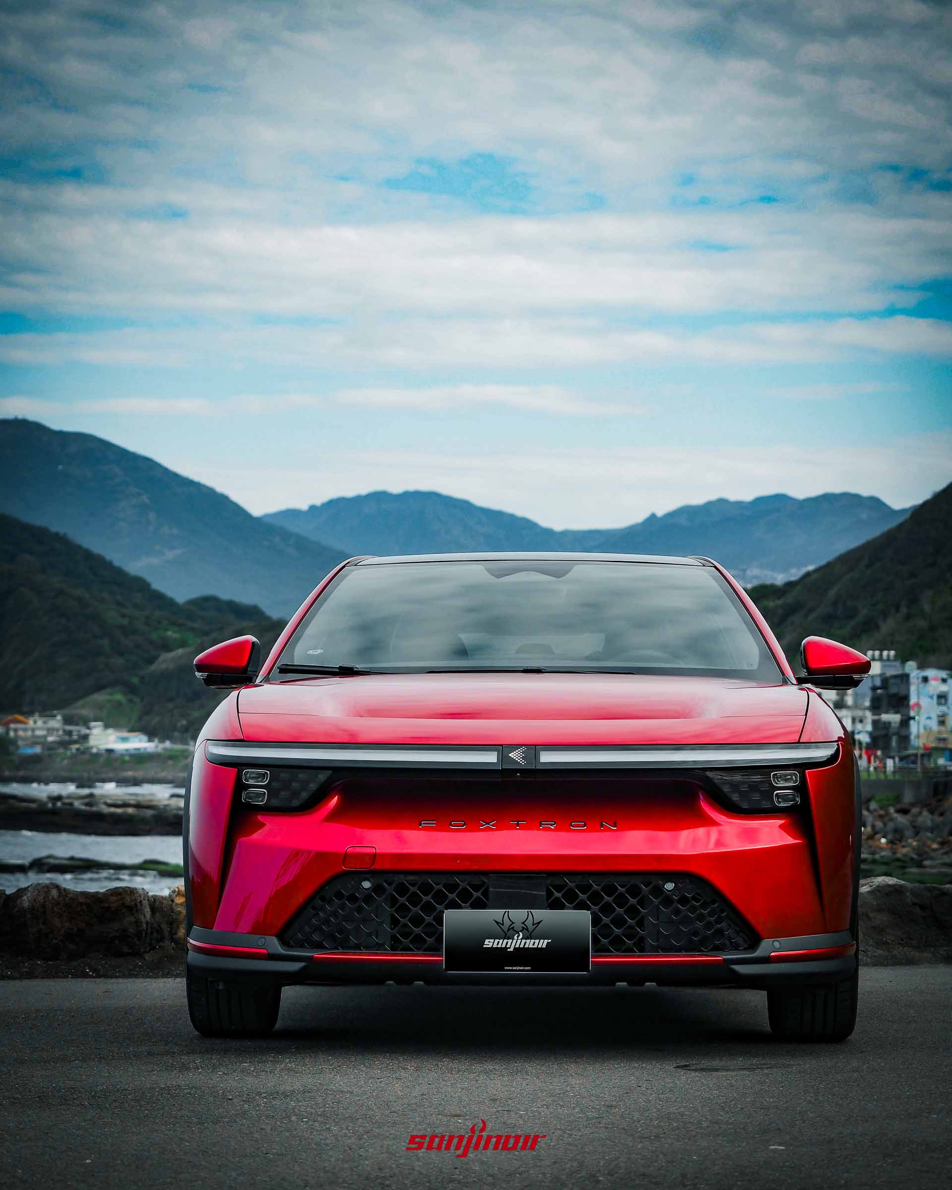 紅色Foxtron Bria Emerge的正車頭視角照片，可見S-Duct導流孔與LED燈組。