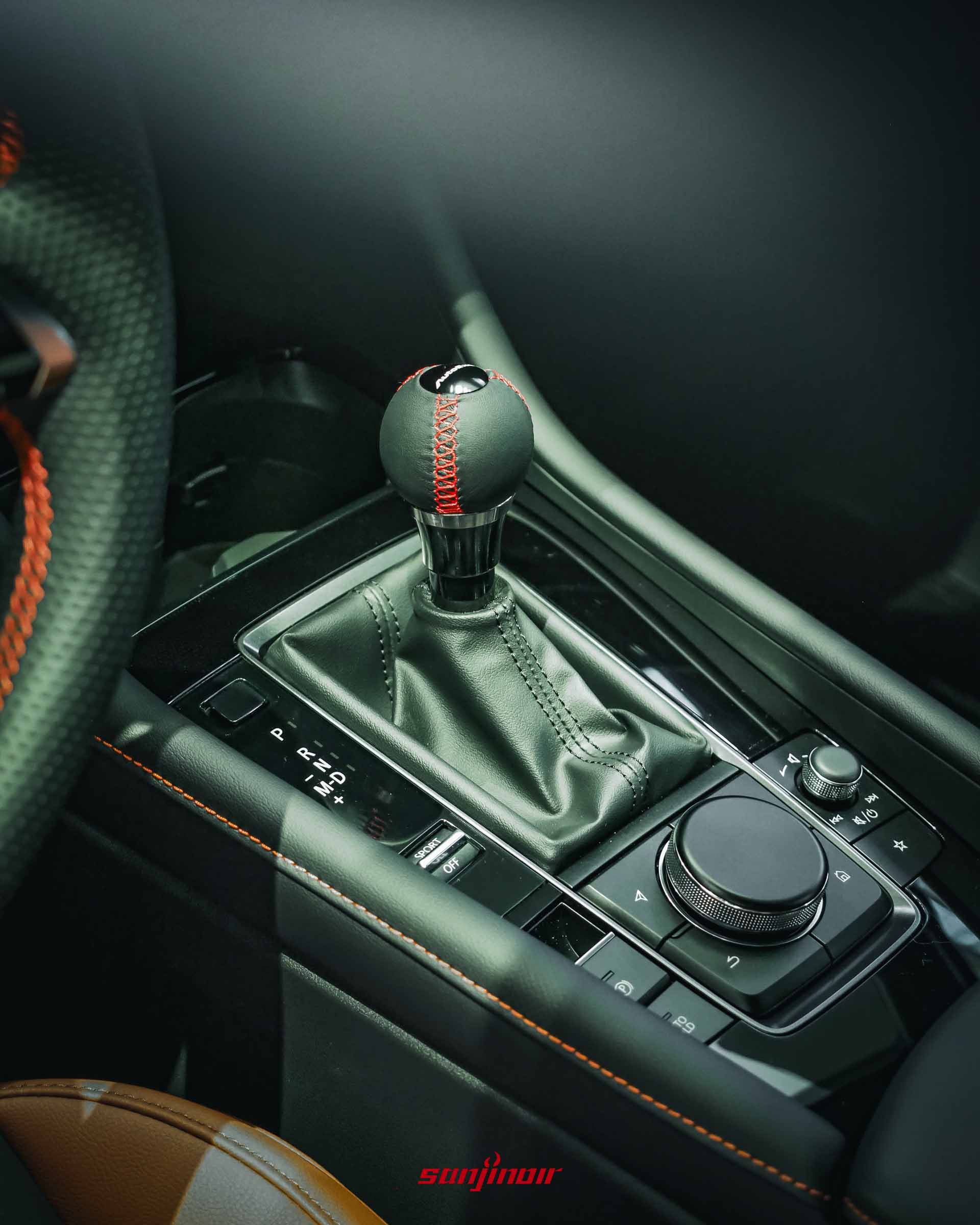 MAZDA HOMURA 車內中央鞍座特寫，已換裝附有紅色縫線的 AutoExe 真皮球型排檔頭。