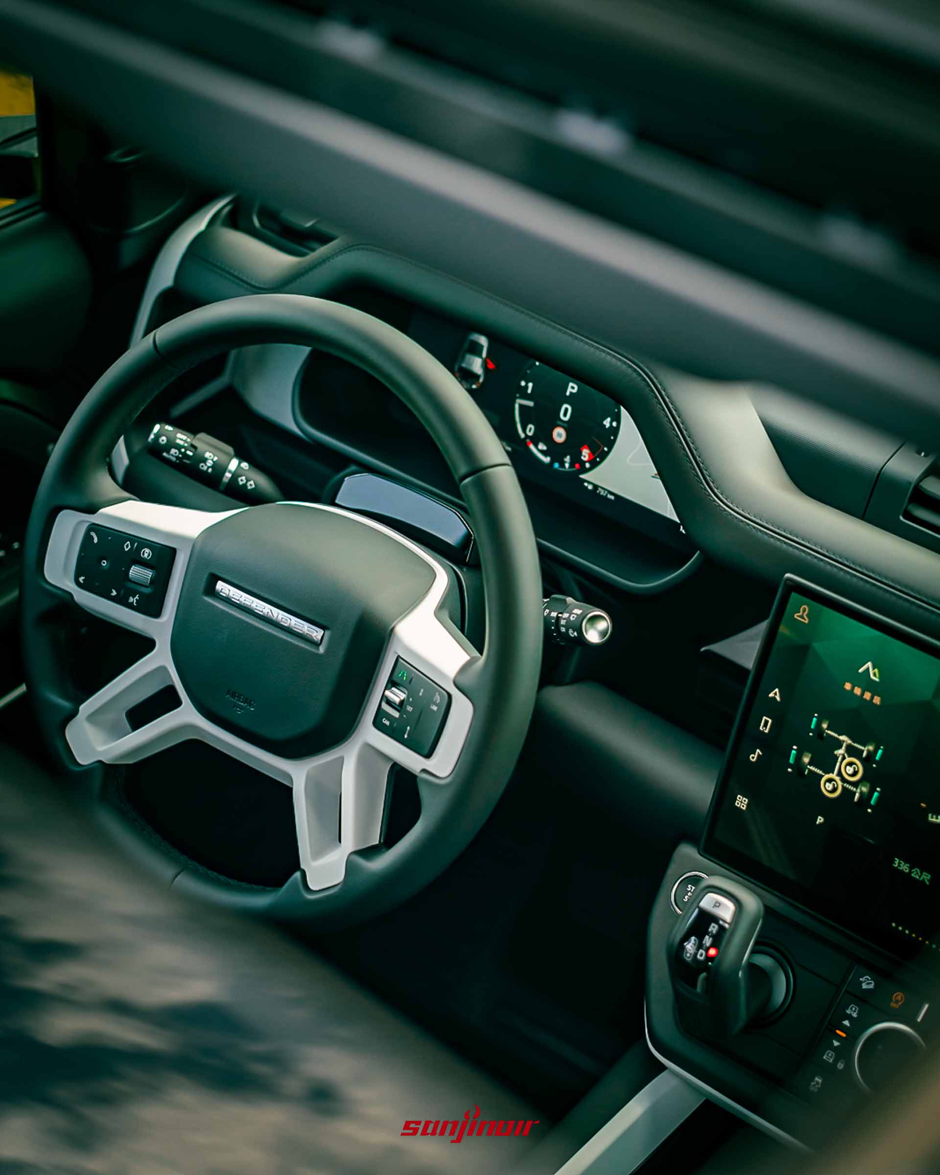 Defender車室內裝包含方向盤、數位儀表板與13.1吋曲面觸控螢幕。