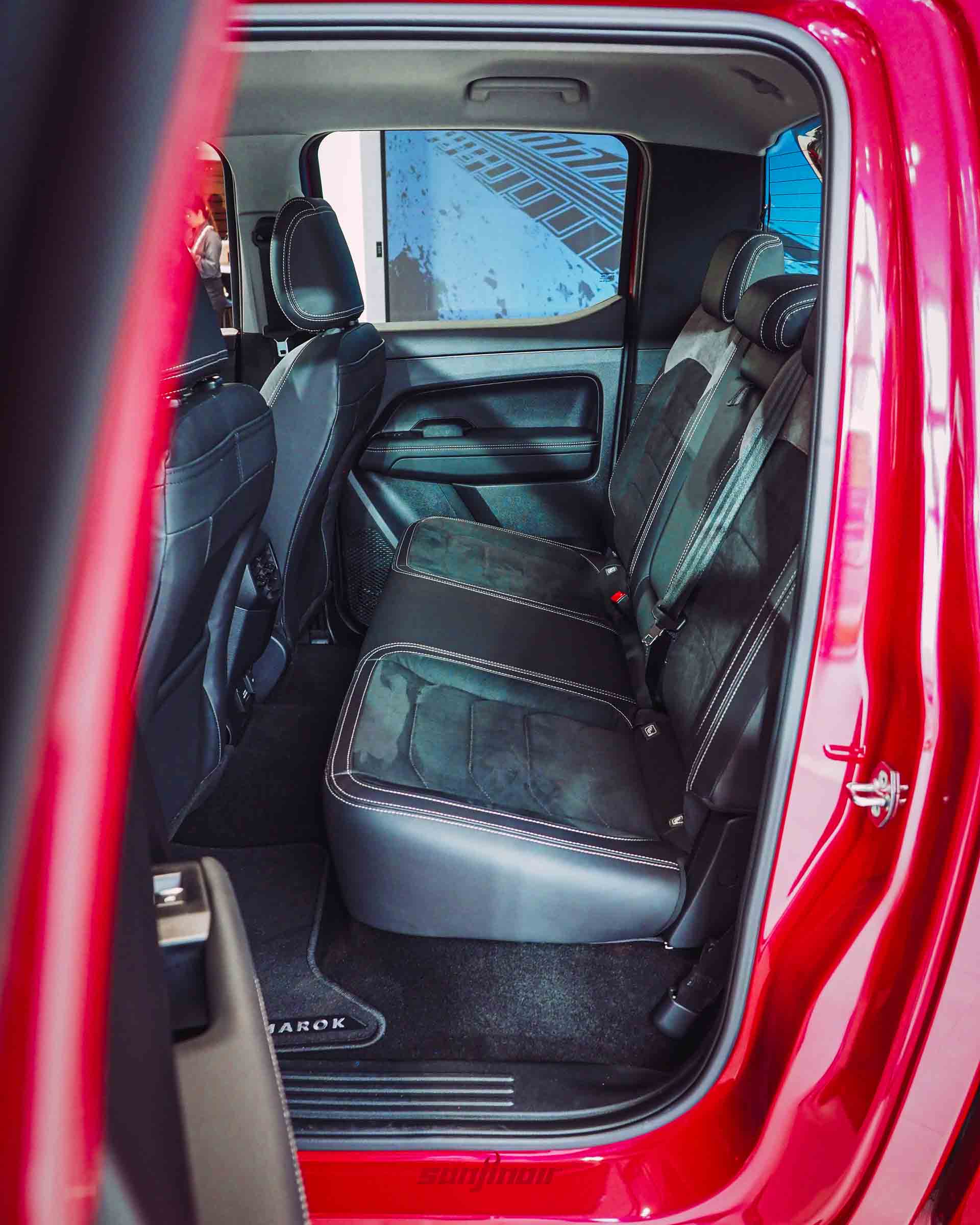 Volkswagen Amarok Style後座車廂空間，展示黑色ArtVelours絲絨材質座椅與白色縫線。