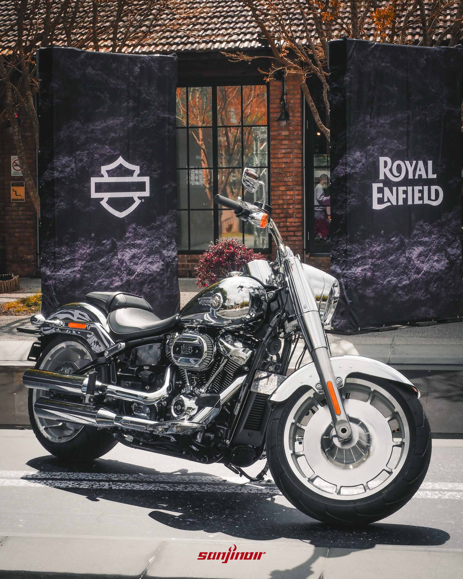 Harley-Davidson Fat Boy Titanium Phantom特仕版摩托車展示，亮面車身搭配鈦金屬色調實心輪框與大量電鍍件。