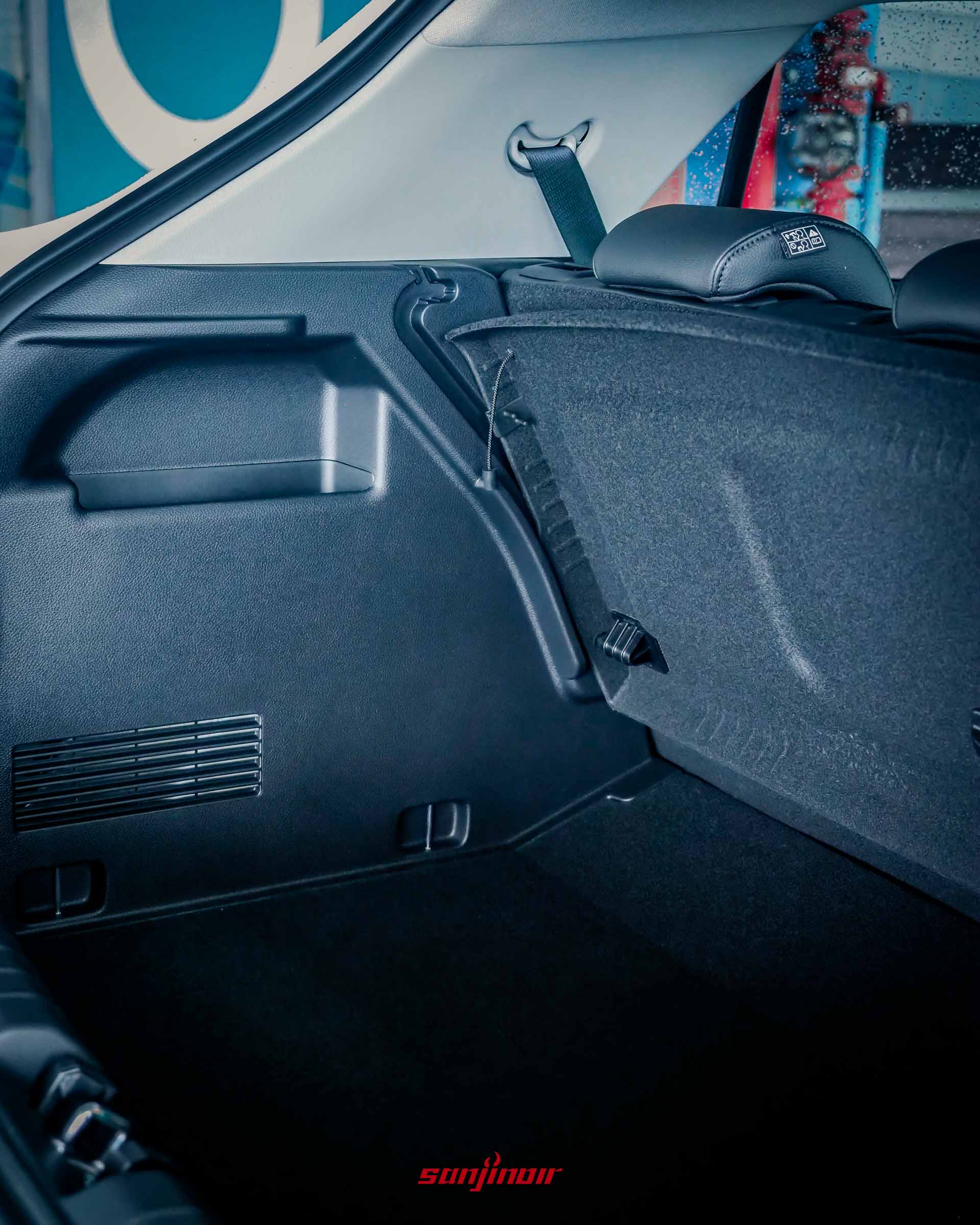 2026 Kia Stonic行李廂左側的細節特寫,展示塑料收納空間與遮物板專屬的收納滑軌機構。