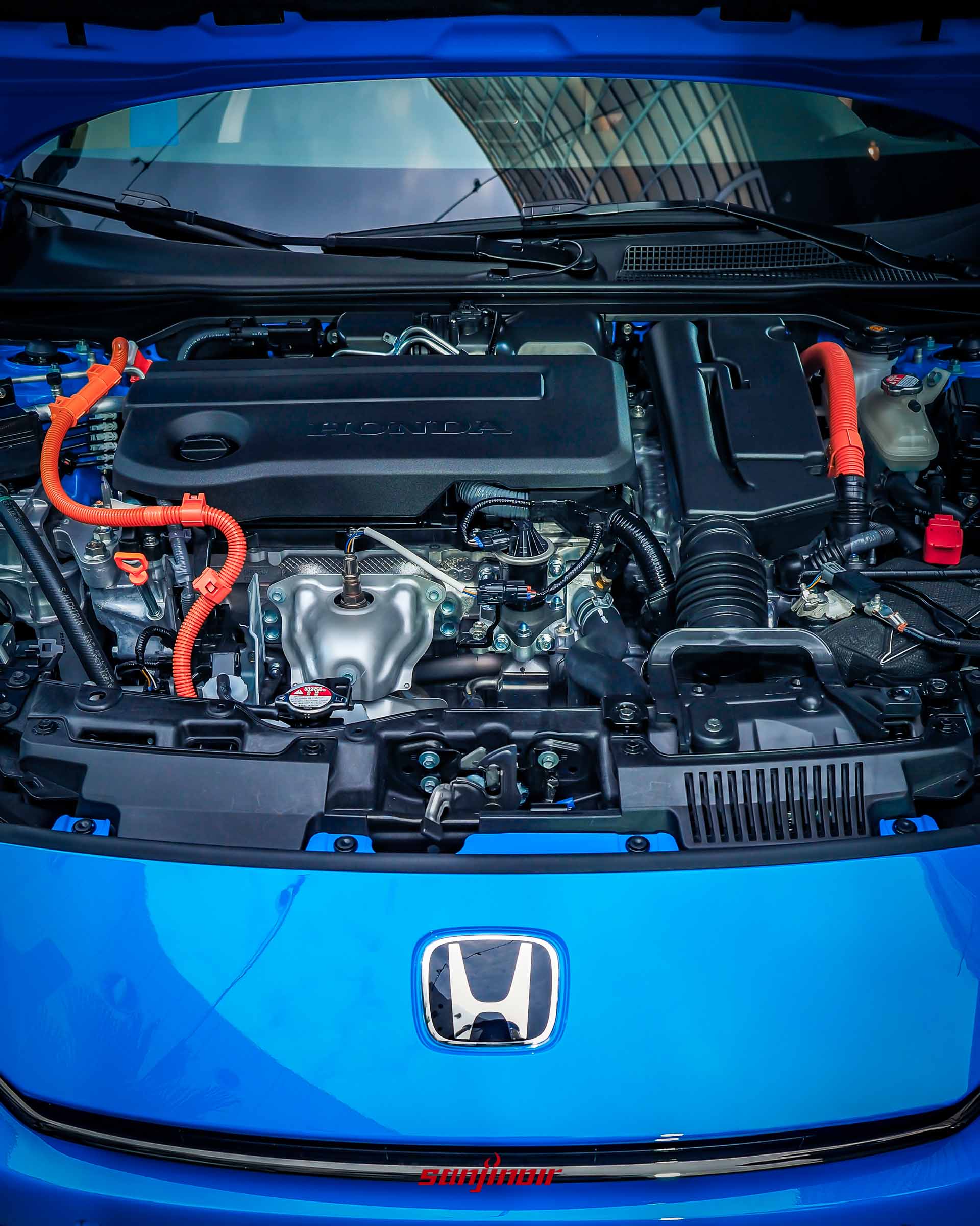 Honda Prelude引擎室視圖,展示e:HEV動力總成、橙色高壓電線與新款H標誌引擎飾蓋。