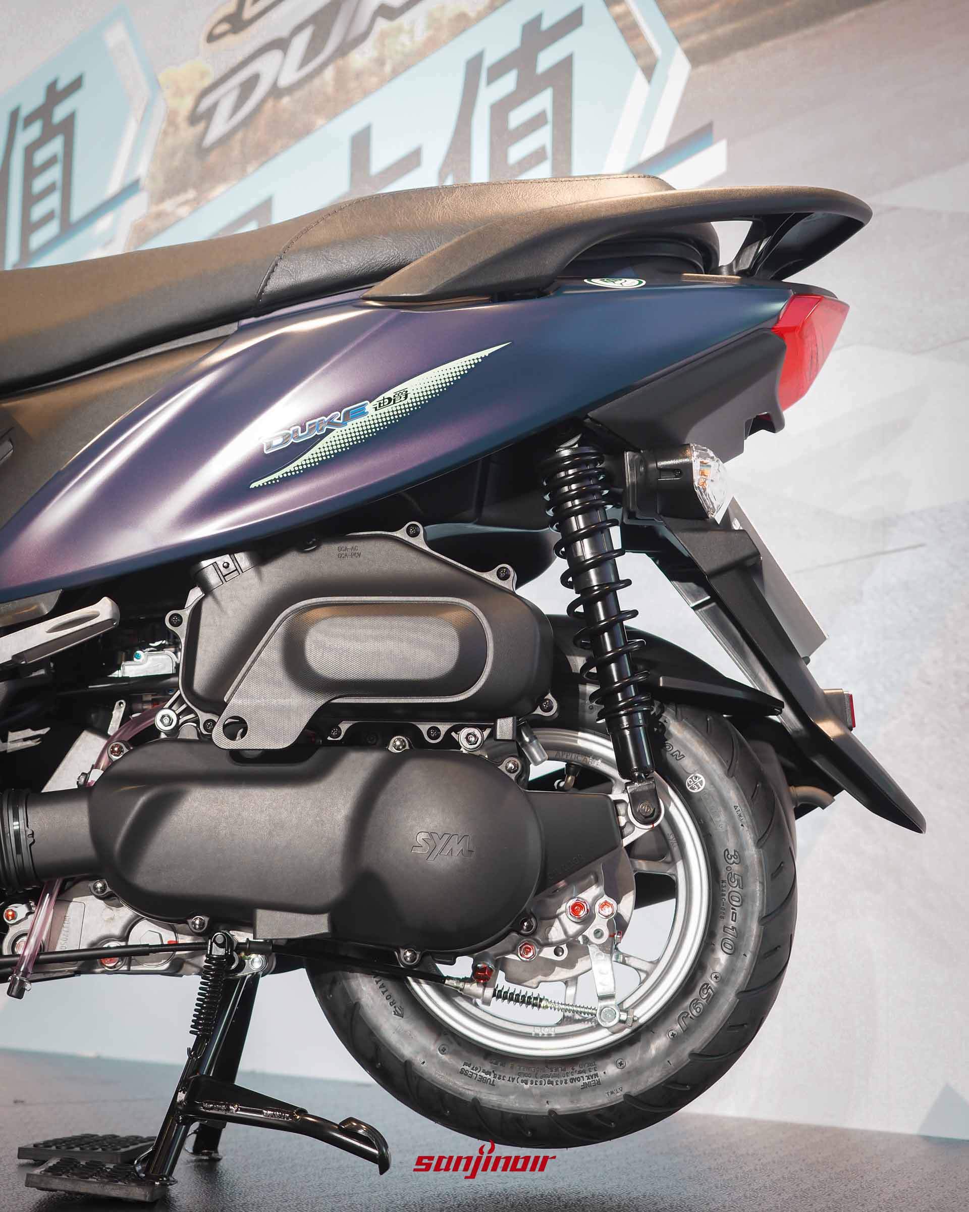 2026 SYM Duke迪爵125左後方局部特寫，展示後輪胎圈、引擎傳動箱與A.L.E.H.零後仰懸吊機構。