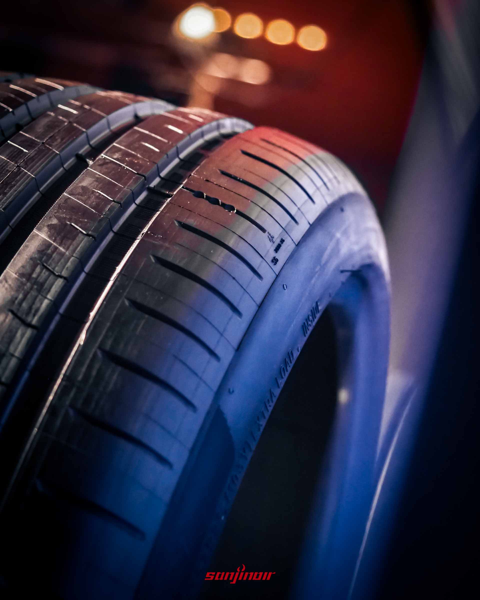 在光影烘托下的Michelin輪胎特寫，側邊可見EXTRALOAD字樣，展現強悍的胎體結構設計。