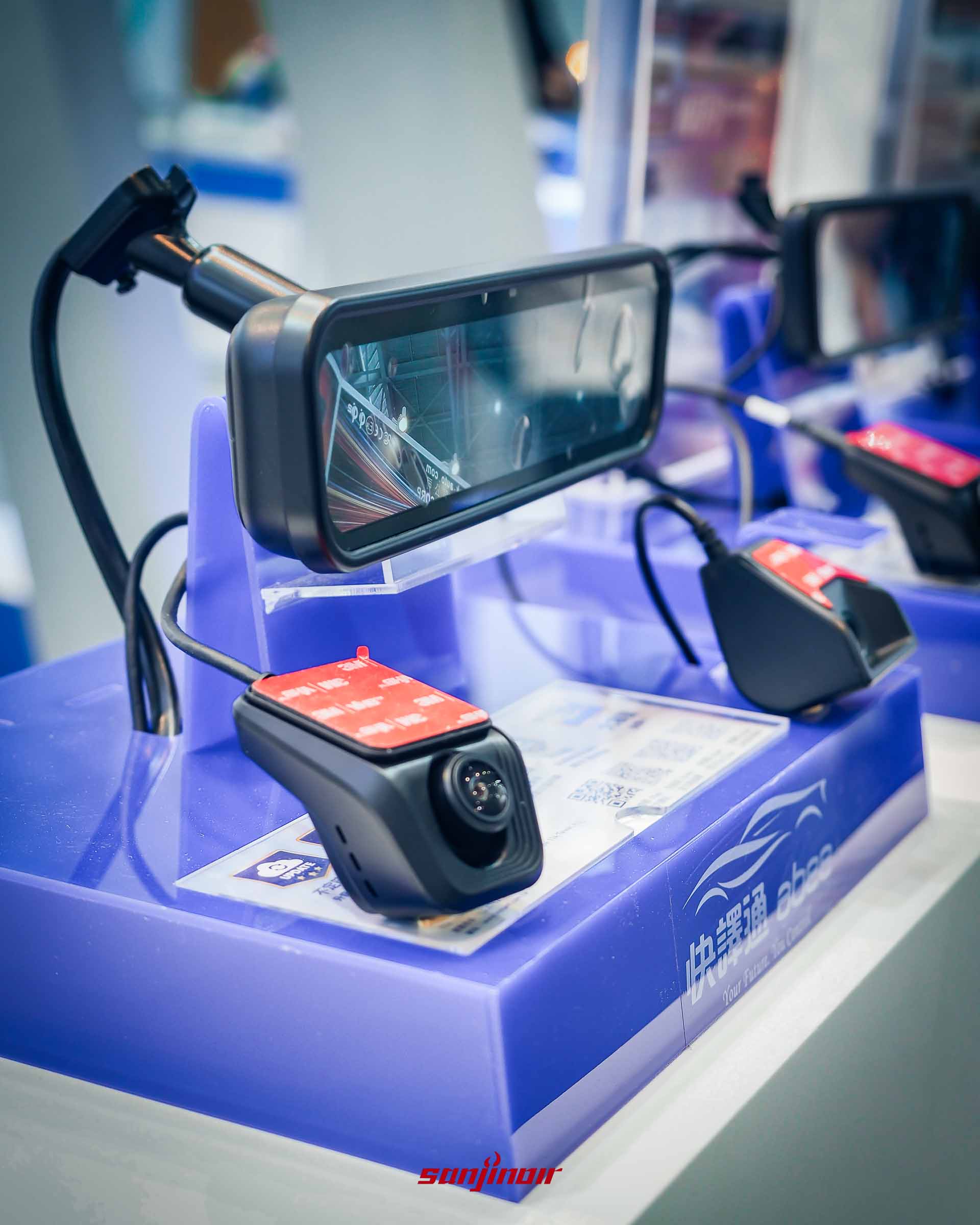 Abee快譯通A600智慧型電子後視鏡實機展示,具備高性價比優勢。