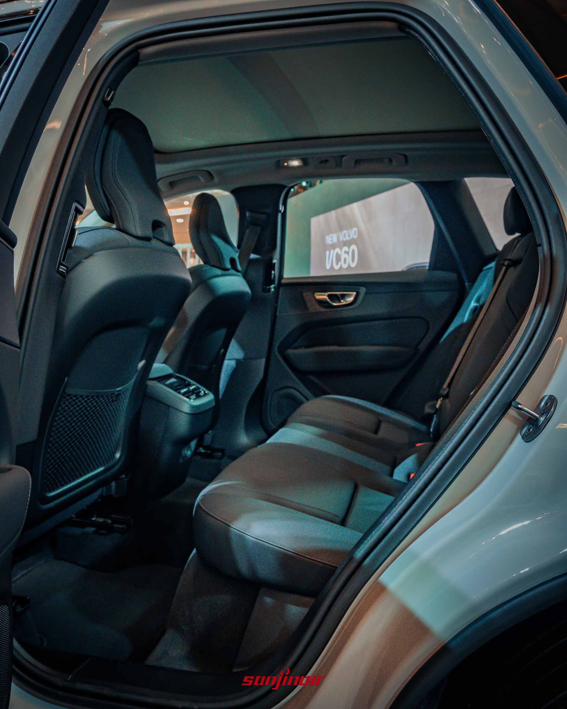 從右後側拍攝的2026年式New Volvo XC60後排座空間，展示全景天窗和後排空調出風口。