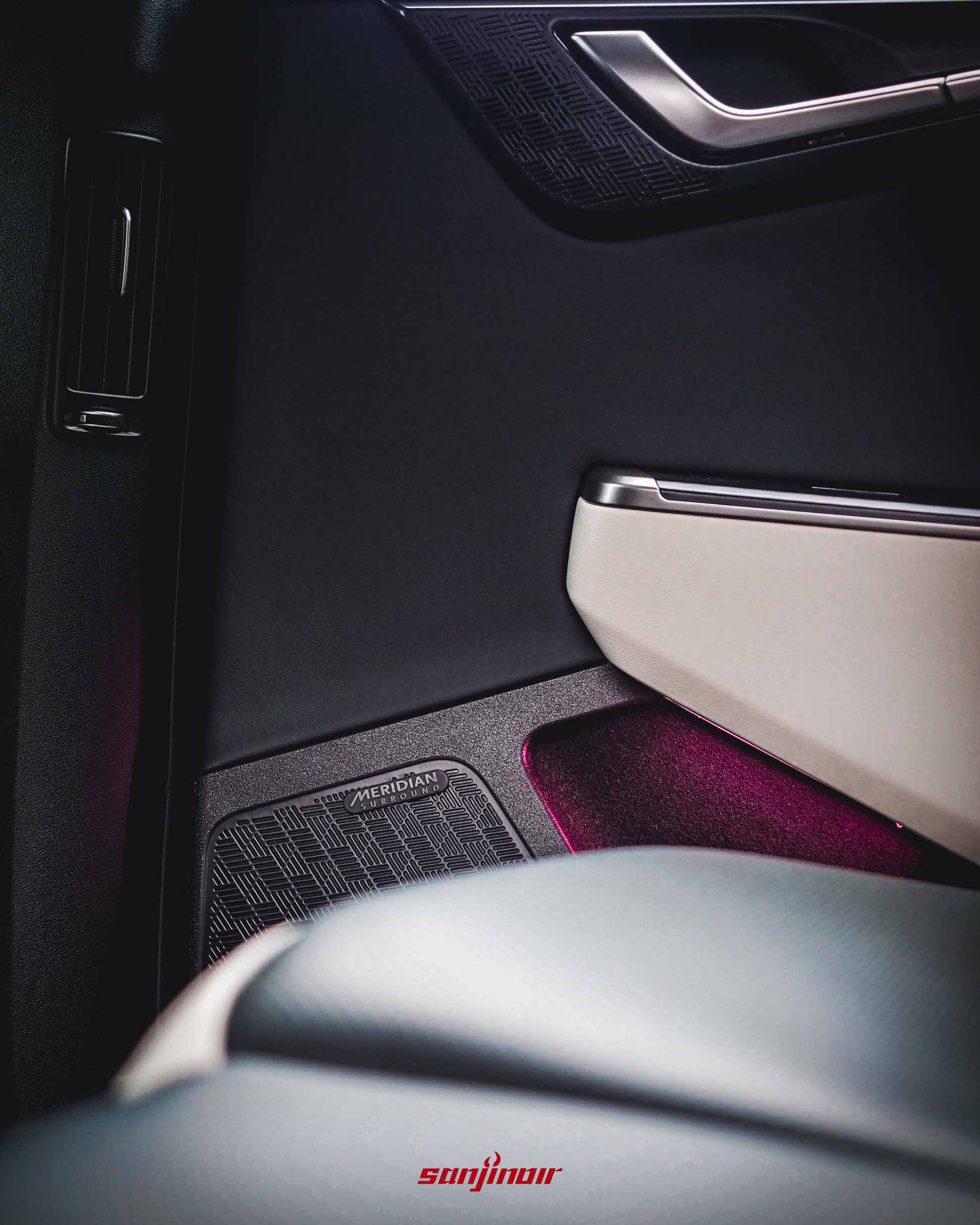 ia EV6 GT-Line小改款車門內側特寫照片，展示髮絲紋飾板、Meridian音響銘牌和粉紅色氛圍燈。