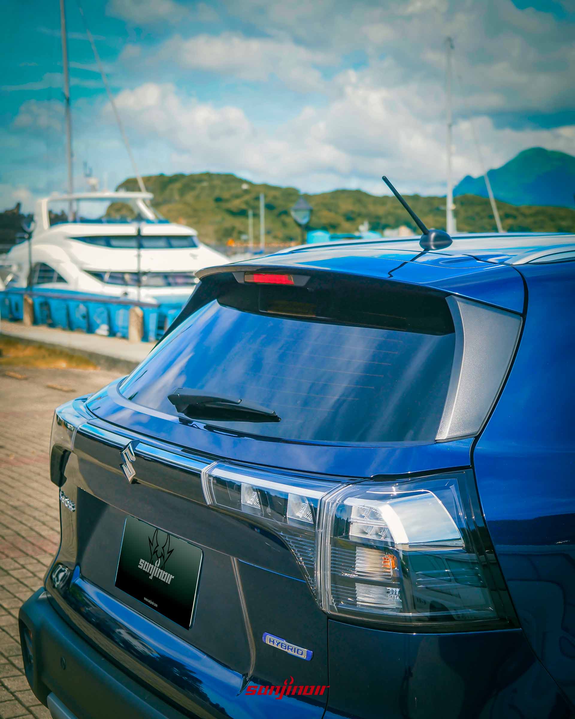 SUZUKI S-Cross Allgrip車尾燈組特寫與HYBRID標誌。