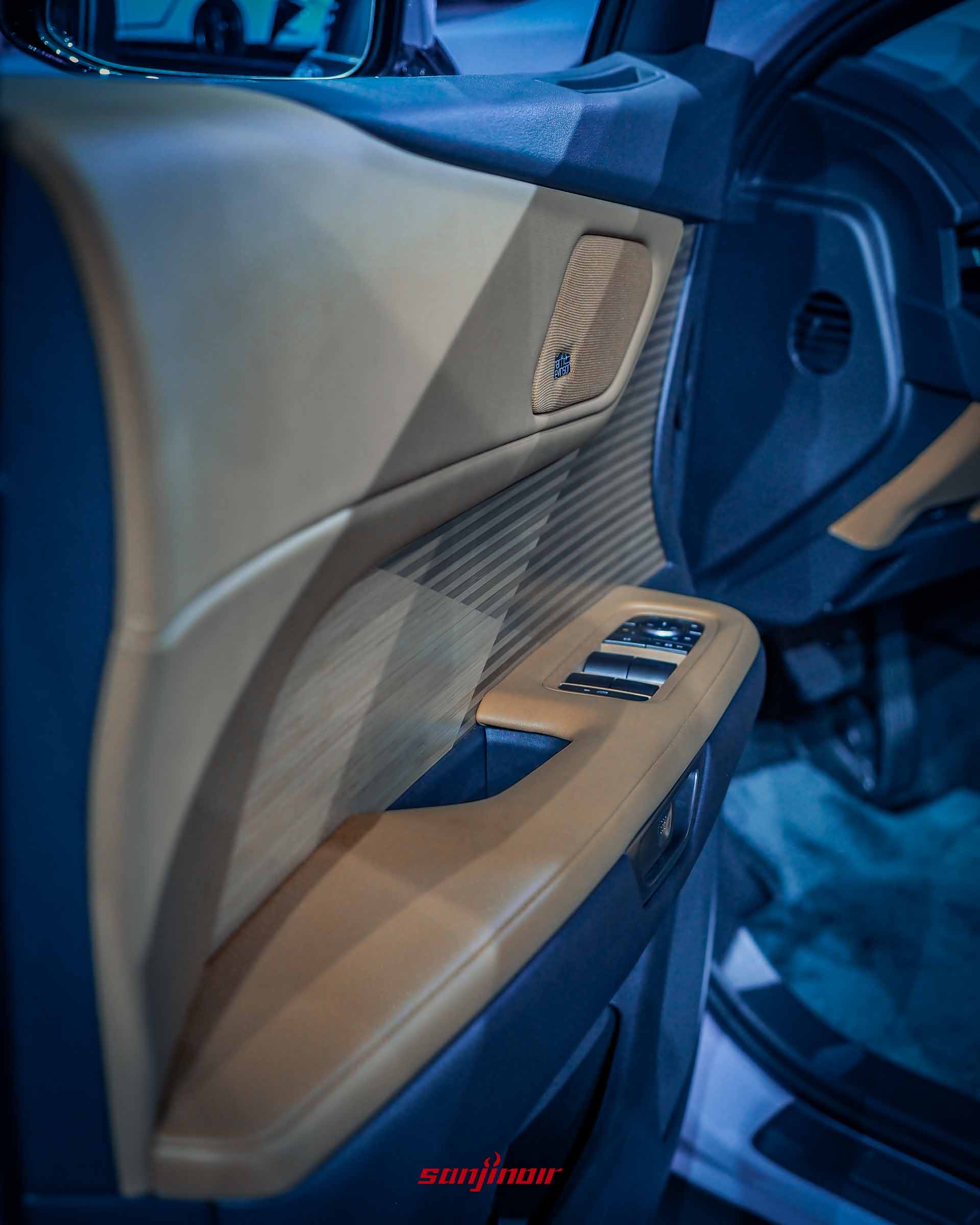 Lexus ES車門內側飾板特寫，展示棕色皮革扶手、車窗控制按鍵、紋理飾板以及Mark Levinson音響揚聲器。