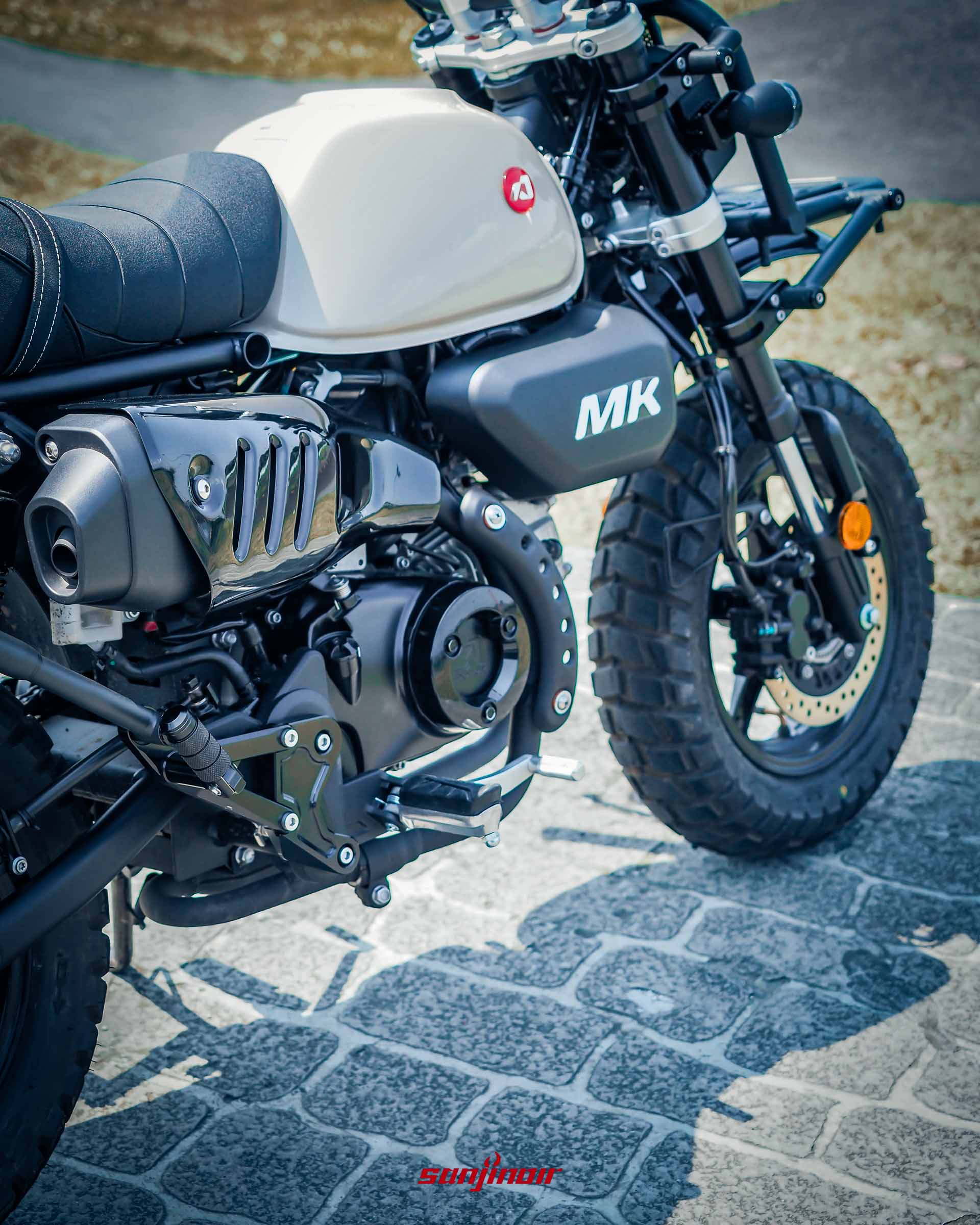 Aeontek MK150右側車身特寫，展示帶有MK字樣的側蓋、上繞式排氣管與防燙蓋設計。