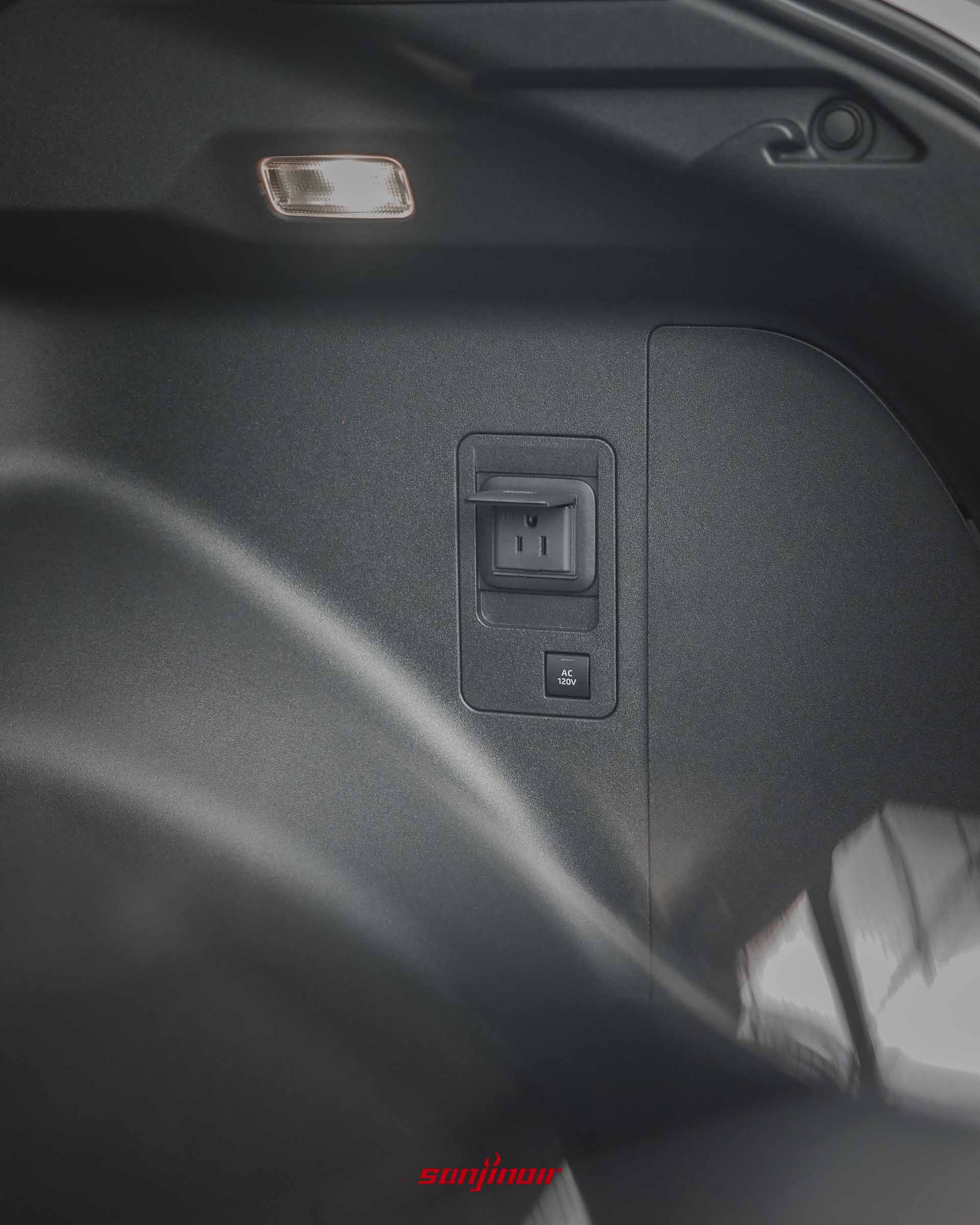 Subaru Solterra XT後車廂側邊的AC 120V電源插座特寫。