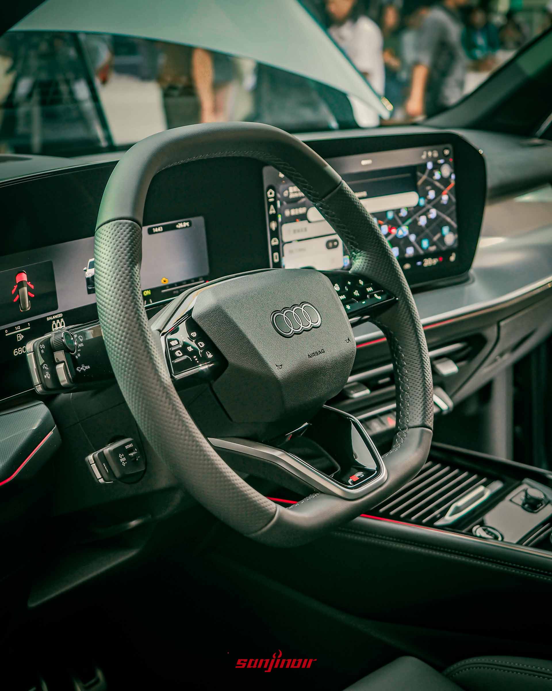 Audi Q3駕駛座特寫展現多功能方向盤與雙螢幕數位虛擬座艙細節。
