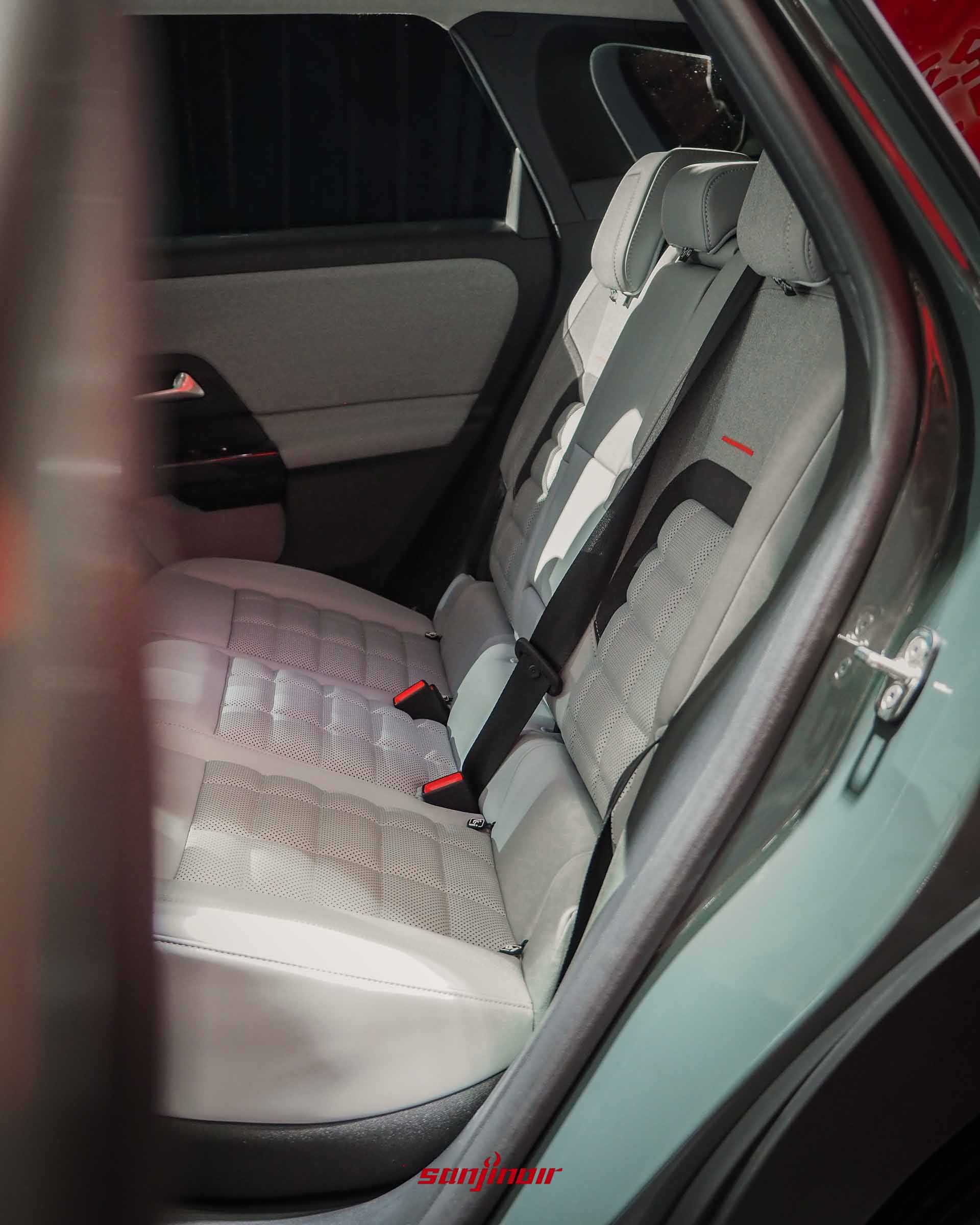 CITROËN C5 Aircross後座車室空間，展示灰白雙色搭配且具備透氣孔設計的舒適座椅與紅色點綴細節。