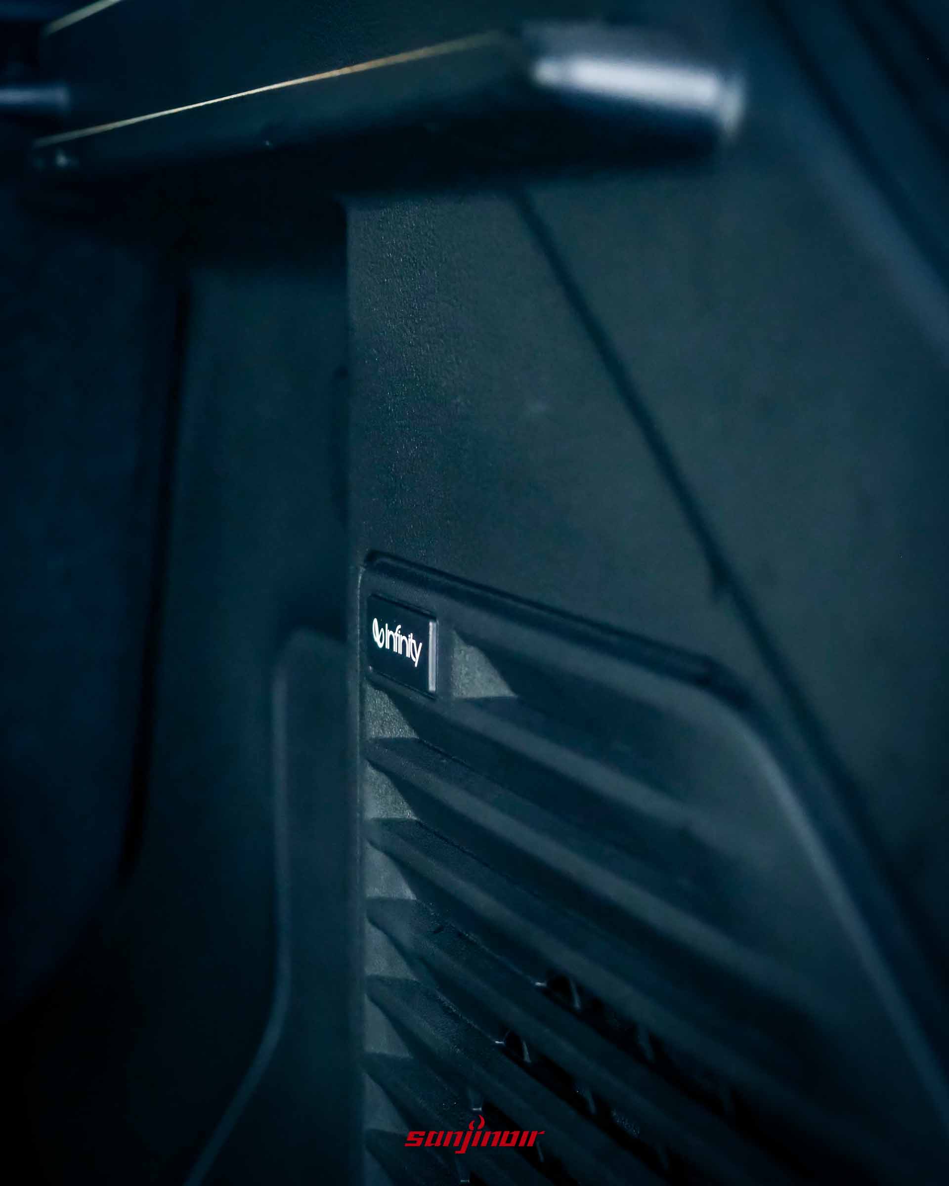 2026 SUZUKI e Vitara後車廂內的Infinity音響銘牌特寫。