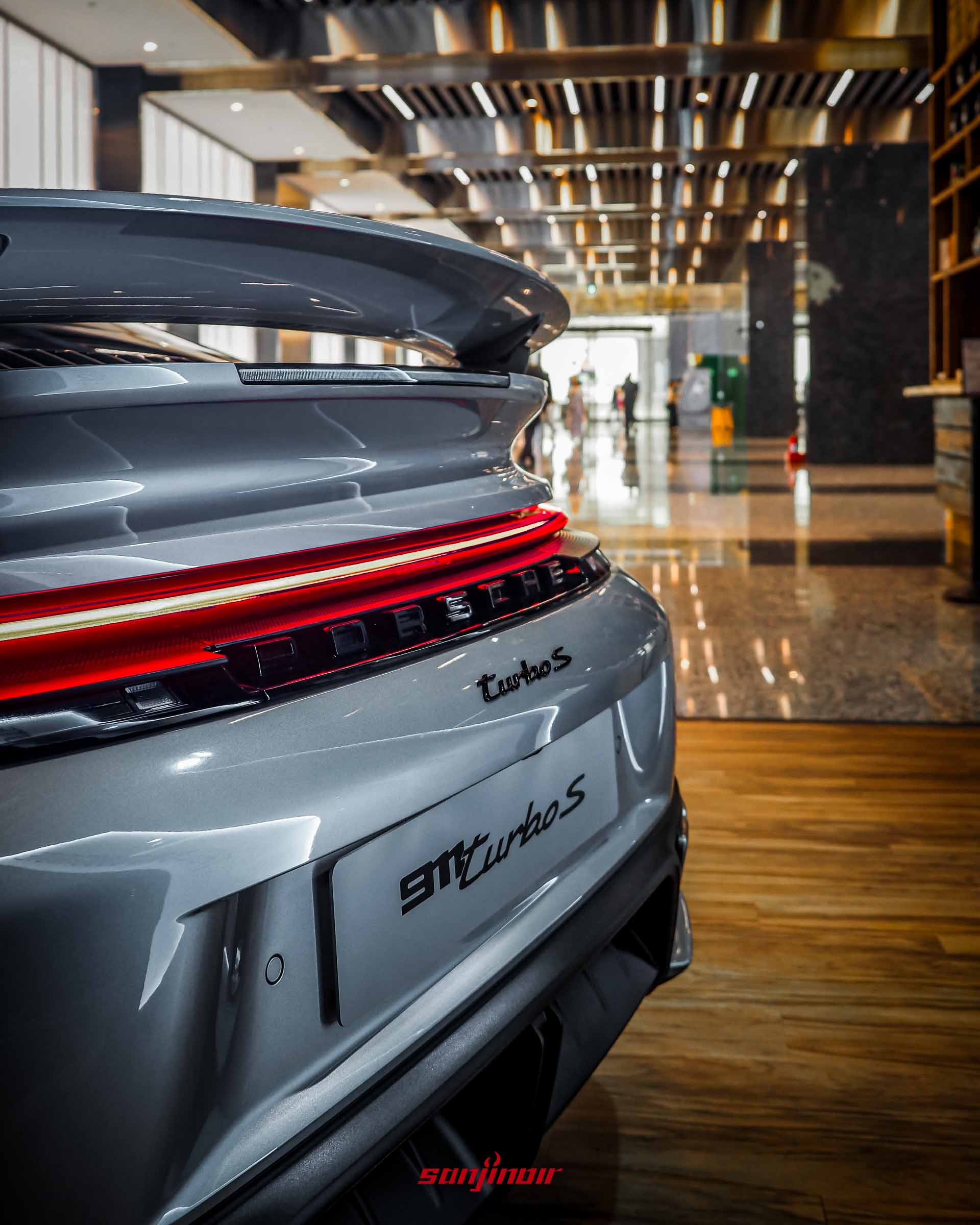 2026 Porsche 911 Turbo S車尾銘牌與貫穿式尾燈特寫。