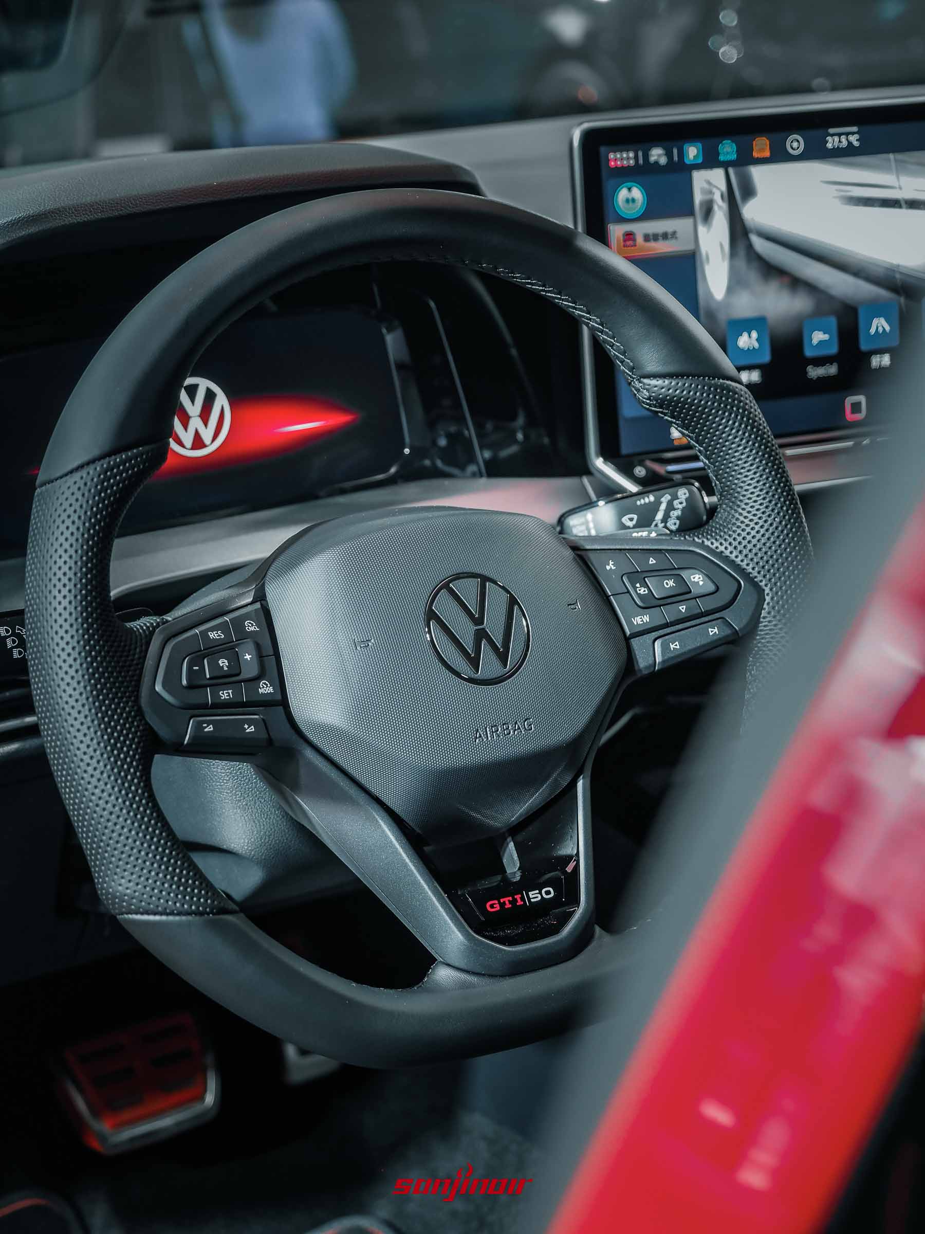 Golf GTI EDITION 50內裝方向盤特寫，展示打孔真皮材質、置中的黑化廠徽，以及方向盤下緣的GTI 50專屬銘牌。