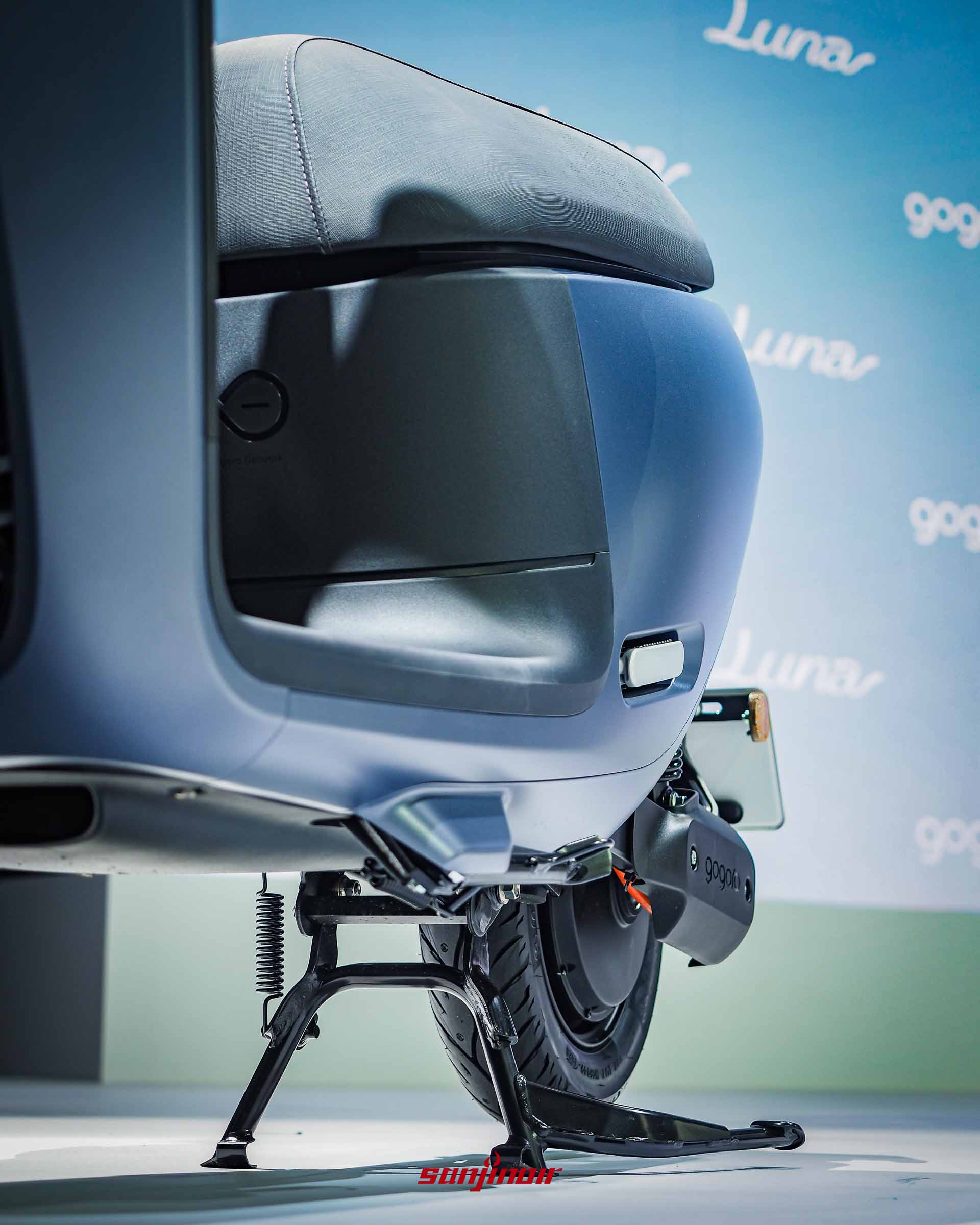 Gogoro Luna車身下半部與中柱特寫照片，展示特別研發的同級最輕超省力中柱結構。